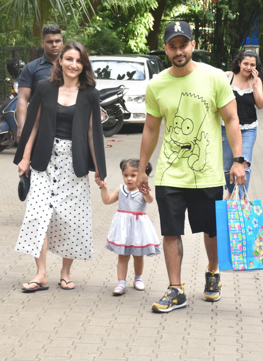  ਸੋਹਾ ਅਲੀ ਖ਼ਾਨ ਤੇ ਕੁਨਾਲ ਖੇਮੂ ਬੇਟੀ ਇਨਾਯਾ ਨੌਮੀ ਖੇਮੂ ਨਾਲ ਮੀਸ਼ਾ ਕਪੂਰ ਦੀ ਜਨਮਦਿਨ ਦੀ ਪਾਰਟੀ ਤੇ ਪਹੁੰਚਦੇ ਹੋਏ। (Image: Viral Bhayani)