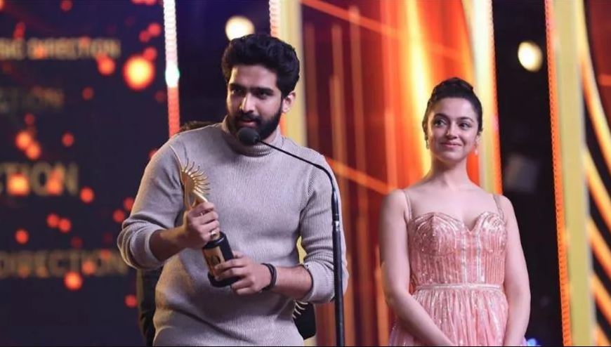  ਅਮਾਲ ਮਲਿਕ ਬੈਸਟ ਮਿਊਜ਼ਿਕ ਡਾਇਰੈਕਟਰ ਦਾ IIFA 2019 ਐਵਾਰਡ ਲੈਂਦੇ ਹੋਏ। (Image: IIFA)