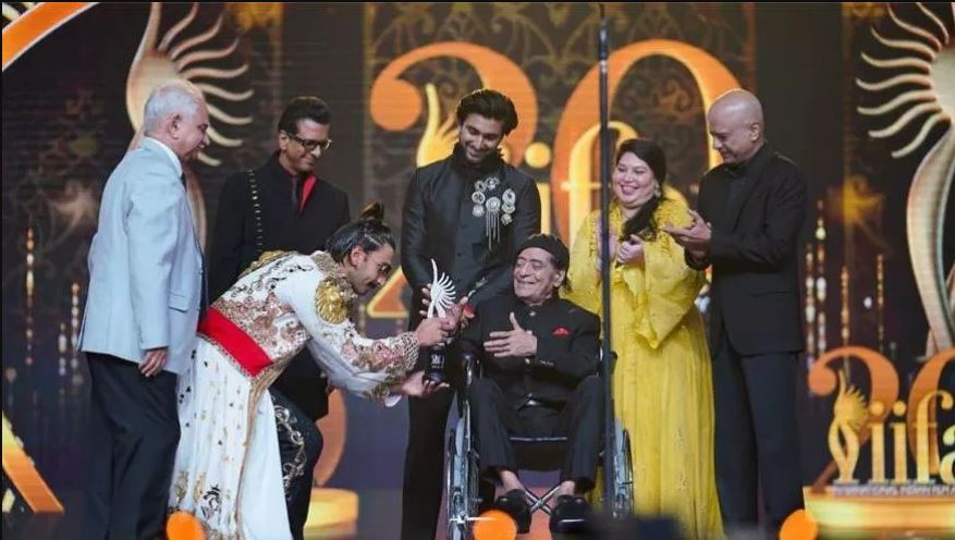  ਉੱਘੇ ਕਲਾਕਾਰ ਜਗਦੀਪ ਨੂੰ ਭਾਰਤੀ ਸਿਨੇਮਾ ਲਈ ਆਪਣੇ ਯੋਗਦਾਨ ਲਈ ਐਵਾਰਡ ਨਾਲ ਨਵਾਜ਼ਿਆ ਗਿਆ। (Image: IIFA)