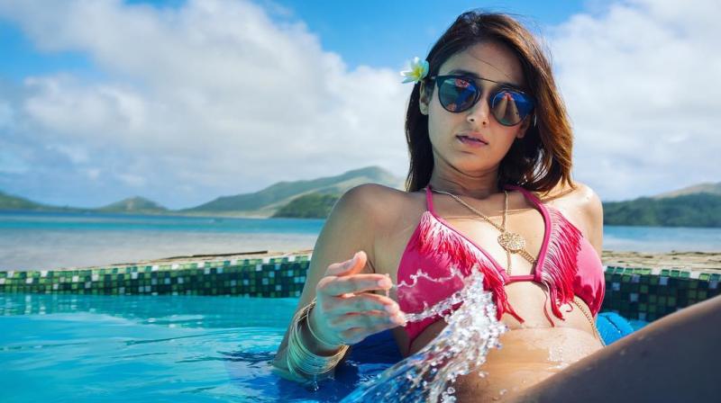  ਬਾਲੀਵੁੱਡ ਦੇ ਮਸ਼ਹੂਰ ਲੋਕ ਸੋਸ਼ਲ ਮੀਡੀਆ 'ਤੇ ਬਹੁਤ ਸਰਗਰਮ ਰਹਿੰਦੇ ਹਨ ਅਤੇ ਅਕਸਰ ਆਪਣੇ ਪ੍ਰਸ਼ੰਸਕਾਂ ਲਈ ਕੁਝ ਨਾ ਕੁਝ ਕਰਦੇ ਹਨ। ਕਈ ਵਾਰ ਉਹ ਫੋਟੋਆਂ ਅਤੇ ਵੀਡਿਓ ਨੂੰ ਸਾਂਝਾ ਕਰਦੇ ਹਨ, ਕਈ ਵਾਰ ਉਹ ਆਪਣੇ ਪ੍ਰਸ਼ਨਾਂ ਦੇ ਉੱਤਰ ਦਿੰਦੇ ਹਨ। ਇਲਿਆਨਾ ਡਿਕ੍ਰੂਜ਼ ਨੇ ਆਪਣੇ ਪ੍ਰਸ਼ੰਸਕਾਂ ਲਈ ਕੁਝ ਅਜਿਹਾ ਹੀ ਕੀਤਾ ਜੋ ਆਪਣੇ ਪ੍ਰਸ਼ੰਸਕਾਂ ਲਈ 'ਮੈਨੂੰ ਕੁਝ ਵੀ ਪੁੱਛੋ' 'Ask Me Anything' ਸੈਸ਼ਨ ਦਾ ਆਯੋਜਨ ਕੀਤਾ।