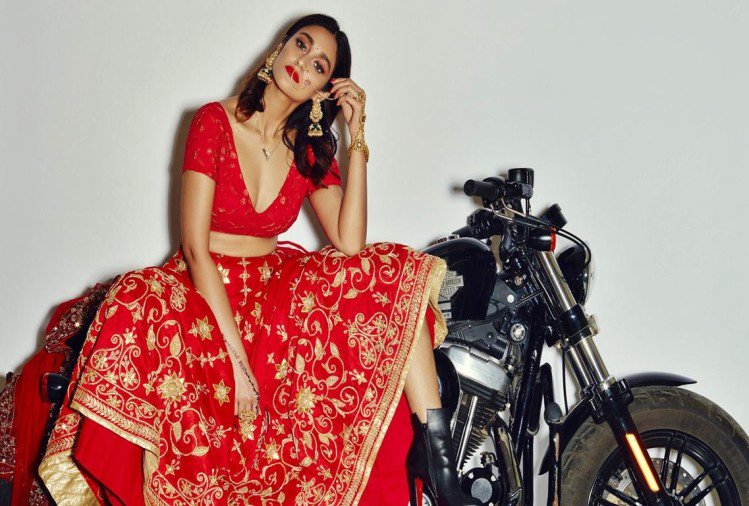  ਮਹੱਤਵਪੂਰਣ ਗੱਲ ਇਹ ਹੈ ਕਿ ਇਹ ਪਹਿਲਾ ਮੌਕਾ ਨਹੀਂ ਹੈ ਜਦੋਂ ਕਿਸੇ ਸੋਸ਼ਲ ਮੀਡੀਆ ਪਲੇਟਫਾਰਮ 'ਤੇ ਕਿਸੇ ਸੋਸ਼ਲ ਮੀਡੀਆ ਉਪਭੋਗਤਾ ਨੇ ਕਿਸੇ ਸੈਲੀਬ੍ਰੇਟ ਨੂੰ ਅਜਿਹਾ ਸਵਾਲ ਪੁੱਛਿਆ ਹੋਵੇ. ਇਸ ਤੋਂ ਪਹਿਲਾਂ ਟਾਈਗਰ ਸ਼ਰਾਫ ਨੇ ਵੀ ਅਜਿਹਾ ਹੀ ਸੈਸ਼ਨ ਕੀਤਾ ਸੀ ਜਿਸ ਵਿਚ ਇਕ ਉਪਭੋਗਤਾ ਨੇ ਉਸ ਨੂੰ ਪੁੱਛਿਆ ਸੀ ਕਿ ਕੀ ਉਹ ਕੁਆਰੀ ਹੈ? ਇਸ 'ਤੇ ਟਾਈਗਰ ਨੇ ਜਵਾਬ' ਚ ਲਿਖਿਆ- 'ਅੱਬੇ ਬੇਸ਼ਰਮ! ਮੇਰੇ ਮੰਮੀ ਡੈਡੀ ਵੀ ਮੈਨੂੰ ਫਾਲੋ ਕਰ ਰਹੇ ਹਨ। ਉਸੇ ਸੈਸ਼ਨ ਵਿਚ ਟਾਈਗਰ ਨੂੰ ਦਿਸ਼ਾ ਪੱਤਨੀ ਨਾਲ ਸਬੰਧ ਬਣਾਉਣ ਅਤੇ ਉਸ ਨਾਲ ਡੇਟ ਕਰਨ ਬਾਰੇ ਵੀ ਪੁੱਛਿਆ ਗਿਆ ਸੀ। ਇਸ ਪ੍ਰਸ਼ਨ 'ਤੇ ਟਾਈਗਰ ਨੇ ਲਿਖਿਆ ਕਿ ਮੈਨੂੰ ਦਿਸ਼ਾ ਦੀ ਡੇਟ ਕਰਨ ਦੀ ਮੇਰੀ ਔਕਾਤ ਨਹੀਂ।