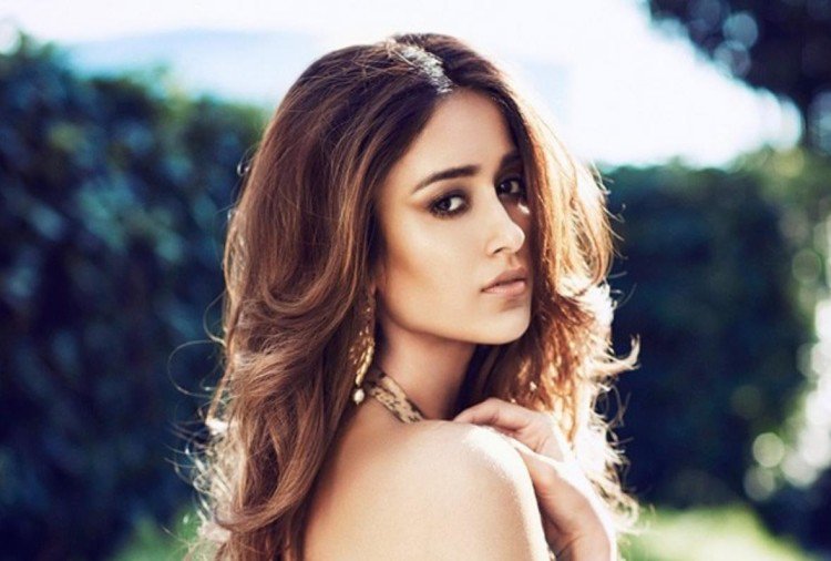  ਦੱਸ ਦੇਈਏ ਕਿ ਇੰਸਟਾਗ੍ਰਾਮ 'ਤੇ' ਕੁਝ ਵੀ ਪੁੱਛੋ 'ਸੈਸ਼ਨ ਦੌਰਾਨ, ਯੂਜਰ ਨੇ ਇਲਿਆਨਾ ਨੂੰ ਪੁੱਛਿਆ -' 'ਤੁਸੀਂ ਕੁਆਰੀਪਨ ਕਦੋਂ ਗੁਆ ਲਿਆ? ਇਸ ਸਵਾਲ 'ਤੇ ਅਦਾਕਾਰਾ ਨੇ ਬਹੁਤ ਹੀ ਸ਼ਾਨਦਾਰ ਜਵਾਬ ਦਿੱਤਾ ਅਤੇ ਲਿਖਿਆ -' ਤੁਹਾਡੀ ਮਾਂ ਕੀ ਕਹੇਗੀ। ' ਇਸ ਦੇ ਨਾਲ ਹੀ ਅਭਿਨੇਤਰੀ ਨੇ ਇੰਸਟਾ ਸਟੋਰੀ 'ਤੇ ਪ੍ਰਸ਼ਨ ਅਤੇ ਉੱਤਰ ਸੈਸ਼ਨ ਦੀ ਫੋਟੋ ਵੀ ਸਾਂਝੀ ਕੀਤੀ ਹੈ।