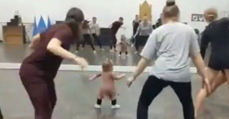 ਛੋਟੀ ਬੱਚੀ ਦੀ VIDEO ਵੇਖ ਕੇ ਦਿਲ ਖੁਸ਼ ਹੋ ਜਾਵੇਗਾ...