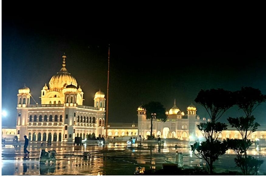 ਪਾਕਿਸਤਾਨ ਦੇ ਪ੍ਰਧਾਨ ਮੰਤਰੀ ਨੇ ਦਾਅਵਾ ਕੀਤਾ ਹੈ ਪਾਕਿਸਤਾਨ ਵਾਲੇ ਪਾਸੇ ਕਰਤਾਰਪੁਰ ਲਾਂਘਾ ਪੂਰੀ ਤਰ੍ਹਾਂ ਤਿਆਰ ਹੈ। ਉਨ੍ਹਾਂ ਨੇ ਗੁਰਦੁਆਰਾ ਸਾਹਿਬ ਦੀਆਂ ਕੁਝ ਤਸਵੀਰਾਂ ਵੀ ਸਾਂਝੀਆਂ ਕੀਤੀਆਂ ਹਨ। ਉਨ੍ਹਾਂ ਇਸ ਲਈ ਆਪਣੀ ਸਰਕਾਰ ਦੀ ਪਿੱਠ ਵੀ ਥਾਪੜੀ ਹੈ। ਪਾਕਿਸਤਾਨ ਦੇ ਪ੍ਰਧਾਨ ਮੰਤਰੀ ਨੇ ਦਾਅਵਾ ਕੀਤਾ ਹੈ ਪਾਕਿਸਤਾਨ ਵਾਲੇ ਪਾਸੇ ਕਰਤਾਰਪੁਰ ਲਾਂਘਾ ਪੂਰੀ ਤਰ੍ਹਾਂ ਤਿਆਰ ਹੈ। ਉਨ੍ਹਾਂ ਨੇ ਗੁਰਦੁਆਰਾ ਸਾਹਿਬ ਦੀਆਂ ਕੁਝ ਤਸਵੀਰਾਂ ਵੀ ਸਾਂਝੀਆਂ ਕੀਤੀਆਂ ਹਨ। ਉਨ੍ਹਾਂ ਇਸ ਲਈ ਆਪਣੀ ਸਰਕਾਰ ਦੀ ਪਿੱਠ ਵੀ ਥਾਪੜੀ ਹੈ।