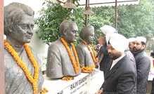 ਮਿੱਟੀ ਨਾਲ ਭਰੇ ਬੇਅੰਤ ਸਿੰਘ ਤੇ ਗਾਂਧੀ ਦੇ ਬੁੱਤਾਂ 'ਤੇ ਹਾਰ ਪਾ ਤੁਰਦੇ ਬਣੇ ਮੰਤਰੀ