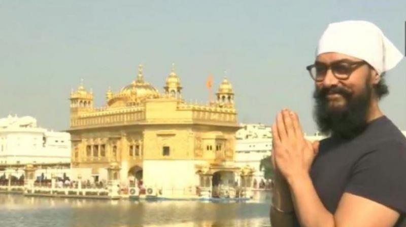 ਦੱਸ ਦਈਏ ਕਿ ਫ਼ਿਲਮ ਲਾਲ ਸਿੰਘ ਚੱਢਾ ਵਿਚ ਆਮਿਰ ਖ਼ਾਨ ਸਰਦਾਰ ਦੀ ਭੂਮਿਕਾ ਵਿਚ ਨਜ਼ਰ ਆਉਣਗੇ। ਉਹਨਾਂ ਦੇ ਨਵੇਂ ਰੂਪ ਨੂੰ ਲੋਕਾਂ ਵੱਲੋਂ ਕਾਫ਼ੀ ਪਸੰਦ ਕੀਤਾ ਜਾ ਰਿਹਾ ਹੈ। ਆਮਿਰ ਖ਼ਾਨ ਨੇ ਸ਼ੂਟਿੰਗ ਲਈ ਅਪਣੀ ਦਾੜ੍ਹੀ ਵਧਾਈ ਹੈ। ਫ਼ਿਲਮ ਦੀ ਸ਼ੂਟਿੰਗ ਤੋਂ ਇਲਾਵਾ ਲਾਲ ਸਿੰਘ ਚੱਢਾ ਦੀ ਟੀਮ ਵੱਖ ਵੱਖ ਗੁਰਦੁਆਰਿਆਂ ਦੇ ਦਰਸ਼ਨ ਵੀ ਕਰ ਰਹੀ ਹੈ। ਇਸ ਤੋਂ ਪਹਿਲਾਂ ਆਮਿਰ ਖ਼ਾਨ ਰੋਪੜ ਸਥਿਤ ਇਤਿਹਾਸਕ ਗੁਰਦਵਾਰਾ ਸ਼੍ਰੀ ਭੱਠਾ ਸਾਹਿਬ ਕੋਟਲਾ ਨਿਹੰਗ ਵਿਖੇ ਪਹੁੰਚੇ ਸਨ। ਦੱਸ ਦਈਏ ਕਿ ਫ਼ਿਲਮ ਲਾਲ ਸਿੰਘ ਚੱਢਾ ਵਿਚ ਆਮਿਰ ਖ਼ਾਨ ਸਰਦਾਰ ਦੀ ਭੂਮਿਕਾ ਵਿਚ ਨਜ਼ਰ ਆਉਣਗੇ। ਉਹਨਾਂ ਦੇ ਨਵੇਂ ਰੂਪ ਨੂੰ ਲੋਕਾਂ ਵੱਲੋਂ ਕਾਫ਼ੀ ਪਸੰਦ ਕੀਤਾ ਜਾ ਰਿਹਾ ਹੈ। ਆਮਿਰ ਖ਼ਾਨ ਨੇ ਸ਼ੂਟਿੰਗ ਲਈ ਅਪਣੀ ਦਾੜ੍ਹੀ ਵਧਾਈ ਹੈ। ਫ਼ਿਲਮ ਦੀ ਸ਼ੂਟਿੰਗ ਤੋਂ ਇਲਾਵਾ ਲਾਲ ਸਿੰਘ ਚੱਢਾ ਦੀ ਟੀਮ ਵੱਖ ਵੱਖ ਗੁਰਦੁਆਰਿਆਂ ਦੇ ਦਰਸ਼ਨ ਵੀ ਕਰ ਰਹੀ ਹੈ। ਇਸ ਤੋਂ ਪਹਿਲਾਂ ਆਮਿਰ ਖ਼ਾਨ ਰੋਪੜ ਸਥਿਤ ਇਤਿਹਾਸਕ ਗੁਰਦਵਾਰਾ ਸ਼੍ਰੀ ਭੱਠਾ ਸਾਹਿਬ ਕੋਟਲਾ ਨਿਹੰਗ ਵਿਖੇ ਪਹੁੰਚੇ ਸਨ।
