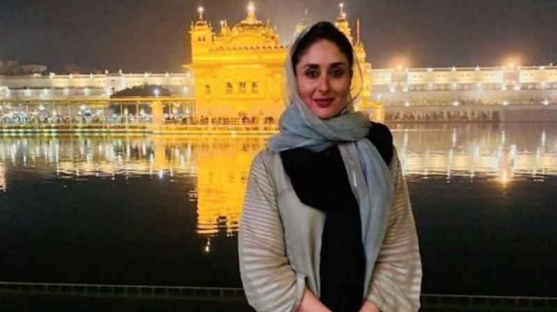 ਬਾਲੀਵੁੱਡ ਅਦਾਕਾਰਾ ਕਰੀਨਾ ਕਪੂਰ ਇਹਨੀਂ ਦਿਨੀਂ ਅਪਣੀ ਆਉਣ ਵਾਲੀ ਫਿਲਮ ਲਾਲ ਸਿੰਘ ਚੱਢਾ ਨੂੰ ਲੈ ਕੇ ਸੁਰਖੀਆਂ ਵਿਚ ਹੈ। ਫ਼ਿਲਮ ਵਿਚ ਕਰੀਨਾ ਦੇ ਨਾਲ ਮਸ਼ਹੂਰ ਅਦਾਕਾਰ ਆਮੀਰ ਖ਼ਾਨ ਅਹਿਮ ਭੂਮਿਕਾ ਵਿਚ ਨਜ਼ਰ ਆਉਣਗੇ। ਫ਼ਿਲਮ ਦੀ ਸ਼ੂਟਿੰਗ ਪੰਜਾਬ ਵਿਚ ਹੋ ਰਹੀ ਹੈ। ਆਮਿਰ ਅਤੇ ਕਰੀਨਾ ਨੇ ਸ਼ੂਟਿੰਗ ਸ਼ੁਰੂ ਕਰ ਦਿੱਤੀ ਹੈ। ਬਾਲੀਵੁੱਡ ਅਦਾਕਾਰਾ ਕਰੀਨਾ ਕਪੂਰ ਇਹਨੀਂ ਦਿਨੀਂ ਅਪਣੀ ਆਉਣ ਵਾਲੀ ਫਿਲਮ ਲਾਲ ਸਿੰਘ ਚੱਢਾ ਨੂੰ ਲੈ ਕੇ ਸੁਰਖੀਆਂ ਵਿਚ ਹੈ। ਫ਼ਿਲਮ ਵਿਚ ਕਰੀਨਾ ਦੇ ਨਾਲ ਮਸ਼ਹੂਰ ਅਦਾਕਾਰ ਆਮੀਰ ਖ਼ਾਨ ਅਹਿਮ ਭੂਮਿਕਾ ਵਿਚ ਨਜ਼ਰ ਆਉਣਗੇ। ਫ਼ਿਲਮ ਦੀ ਸ਼ੂਟਿੰਗ ਪੰਜਾਬ ਵਿਚ ਹੋ ਰਹੀ ਹੈ। ਆਮਿਰ ਅਤੇ ਕਰੀਨਾ ਨੇ ਸ਼ੂਟਿੰਗ ਸ਼ੁਰੂ ਕਰ ਦਿੱਤੀ ਹੈ।