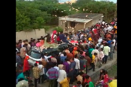 OMG! ਵਿਆਹ ਵਿਚ ਬਰਾਤੀਆਂ ਨੇ ਹਵਾ ਵਿਚ ਉਡਾਏ 90 ਲੱਖ ਰੁਪਏ- VIDEO VIRAL