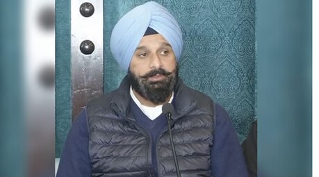 ਪਰਮਿੰਦਰ ਢੀਂਡਸਾ ਨੇ ਪਿਤਾ ਦੇ ਦਬਾਅ ਕਾਰਨ ਛੱਡਿਆ ਅਕਾਲੀ ਦਲ : ਮਜੀਠੀਆ