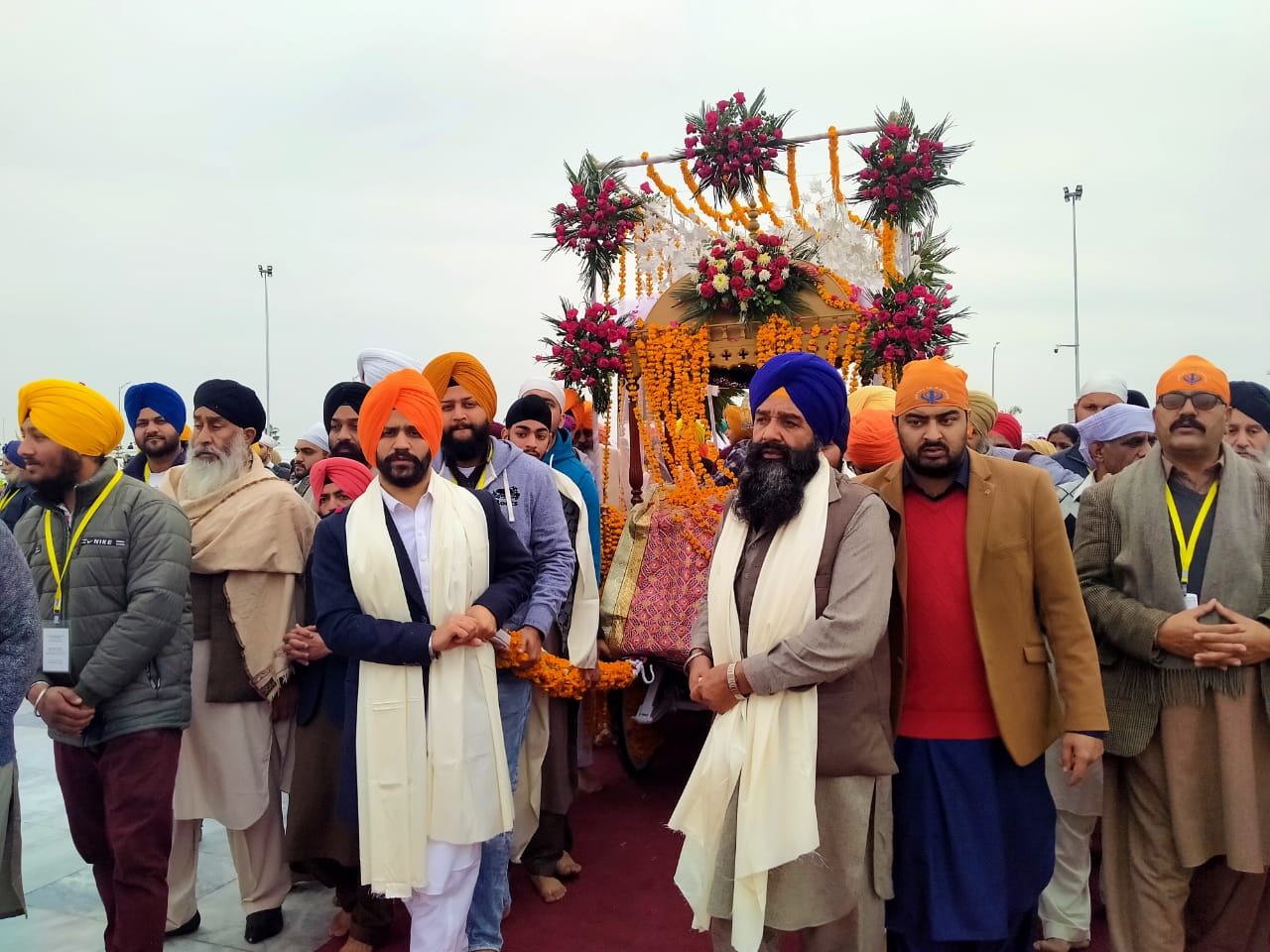 ਇਸ ਮੌਕੇ ਗੁਰਦੁਆਰਾ ਸਾਹਿਬ ਦੀ ਫਿਜ਼ਾ ਖ਼ਾਲਸਾਈ ਰੰਗ ਵਿਚ ਰੰਗੀ ਗਈ। ਇਹ ਨਗਰ ਕੀਰਤਨ ਭਾਰਤ-ਪਾਕਿ ਵੰਡ ਤੋਂ ਬਾਅਦ ਗੁਰਦੁਆਰਾ ਸ੍ਰੀ ਕਰਤਾਰਪੁਰ ਸਾਹਿਬ ਵਿਖੇ ਪਹਿਲੀ ਵਾਰ ਸਜਾਇਆ ਗਿਆ। ਇਸ ਮੌਕੇ ਗੁਰਦੁਆਰਾ ਸਾਹਿਬ ਦੀ ਫਿਜ਼ਾ ਖ਼ਾਲਸਾਈ ਰੰਗ ਵਿਚ ਰੰਗੀ ਗਈ। ਇਹ ਨਗਰ ਕੀਰਤਨ ਭਾਰਤ-ਪਾਕਿ ਵੰਡ ਤੋਂ ਬਾਅਦ ਗੁਰਦੁਆਰਾ ਸ੍ਰੀ ਕਰਤਾਰਪੁਰ ਸਾਹਿਬ ਵਿਖੇ ਪਹਿਲੀ ਵਾਰ ਸਜਾਇਆ ਗਿਆ।