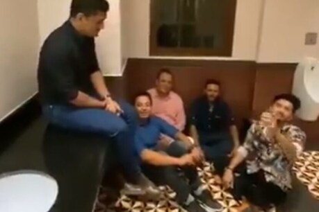 VIDEO: ਧੋਨੀ ਨੇ ਟਾਇਲਟ ‘ਚ ਸਜਾਈ ਮਹਿਫਲ, ਫਰਸ਼ 'ਤੇ ਬੈਠ ਕੇ ਇਸ ਸਿੰਗਰ ਨੇ ਸੁਣਾਇਆ ਗਾਣਾ...
