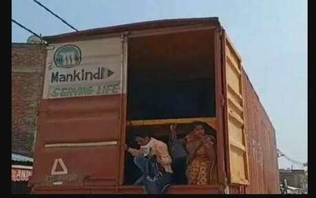 ਦਿੱਲੀ ਤੋਂ ਕੰਟੇਨਰ ਵਿਚ ਲੁਕ ਕੇ ਆ ਰਹੇ 60 ਲੋਕ ਫੜ ਕੇ ਜਾਂਚ ਲਈ ਭੇਜੇ
