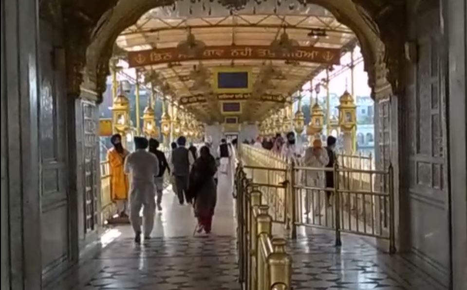 ਧਾਰਮਿਕ ਸਥਾਨਾਂ ਤੇ ਸਰਕਾਰ ਵੱਲੋਂ ਇਕੱਠ ਨਾ ਕਰਨ ਦੀ ਸਲਾਹ ਕਾਰਨ ਸੰਗਤ ਦੀ ਗਿਣਤੀ ਘੱਟ ਦਿੱਸ ਰਹੀ ਹੈ। ਪਰ ਫੇਰ ਵੀ ਸੰਗਤ ਆ ਰਹੀ ਹੈ। ਧਾਰਮਿਕ ਸਥਾਨਾਂ ਤੇ ਸਰਕਾਰ ਵੱਲੋਂ ਇਕੱਠ ਨਾ ਕਰਨ ਦੀ ਸਲਾਹ ਕਾਰਨ ਸੰਗਤ ਦੀ ਗਿਣਤੀ ਘੱਟ ਦਿੱਸ ਰਹੀ ਹੈ। ਪਰ ਫੇਰ ਵੀ ਸੰਗਤ ਆ ਰਹੀ ਹੈ।