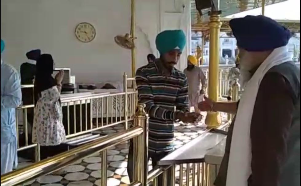 ਬੇਸ਼ਕ ਸੰਗਤਾਂ ਦਰਬਾਰ ਸਾਹਿਬ ਵਿਖੇ ਨਤਮਸਤਕ ਹੋ ਰਹੀਆਂ ਹਨ ਪਰ ਤਸਵੀਰਾਂ ਵਿਚ ਸੰਗਤਾਂ ਦੇ ਮਾਸਕ ਪਹਿਨੇ ਨਹੀਂ ਦਿਸ ਰਹੇ। ਬੇਸ਼ਕ ਸੰਗਤਾਂ ਦਰਬਾਰ ਸਾਹਿਬ ਵਿਖੇ ਨਤਮਸਤਕ ਹੋ ਰਹੀਆਂ ਹਨ ਪਰ ਤਸਵੀਰਾਂ ਵਿਚ ਸੰਗਤਾਂ ਦੇ ਮਾਸਕ ਪਹਿਨੇ ਨਹੀਂ ਦਿਸ ਰਹੇ।