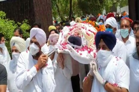 ਵਿੱਤ ਮੰਤਰੀ ਦੇ ਪਿਤਾ ਦਾ ਅੰਤਿਮ ਸਸਕਾਰ, ਮ੍ਰਿਤਕ ਦੇਹ ਨੂੰ ਅਗਨੀ ਮਨਪ੍ਰੀਤ ਤੇ ਸੁਖਬੀਰ ਨੇ ਦਿੱਤੀ..