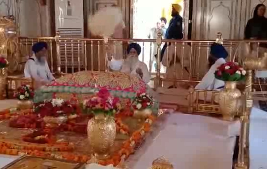 ਤੀਸਰੀ ਪਾਤਸ਼ਾਹੀ ਸਾਹਿਬ ਸ੍ਰੀ ਗੁਰੂ ਅਮਰਦਾਸ ਜੀ ਦੇ ਪਾਵਨ ਪ੍ਰਕਾਸ਼ ਪੁਰਬ ਮੌਕੇ ਸੰਗਤਾਂ ਸਚਖੰਡ ਸ੍ਰੀ ਹਰਿਮੰਦਰ ਸਾਹਿਬ ਵਿਖੇ ਨਤਮਸਤਕ ਹੋਣ ਲਈ ਪਹੁੰਚੀਆਂ । ਤੀਸਰੀ ਪਾਤਸ਼ਾਹੀ ਸਾਹਿਬ ਸ੍ਰੀ ਗੁਰੂ ਅਮਰਦਾਸ ਜੀ ਦੇ ਪਾਵਨ ਪ੍ਰਕਾਸ਼ ਪੁਰਬ ਮੌਕੇ ਸੰਗਤਾਂ ਸਚਖੰਡ ਸ੍ਰੀ ਹਰਿਮੰਦਰ ਸਾਹਿਬ ਵਿਖੇ ਨਤਮਸਤਕ ਹੋਣ ਲਈ ਪਹੁੰਚੀਆਂ ।