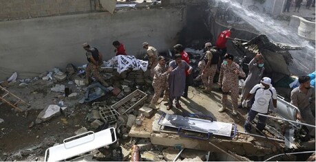 Karachi Aircrash: ਜਹਾਜ਼ ਡਿੱਗਣ ਤੋਂ ਪਹਿਲਾਂ ਹੀ ਕਈ ਯਾਤਰੀਆਂ ਨੇ ਮਾਰ ਦਿੱਤੀਆਂ ਸਨ ਛਾਲਾਂ, ਘਰਾਂ ਦੀਆਂ ਛੱਤਾਂ 'ਤੇ ਤੜਫਦੇ ਰਹੇ...