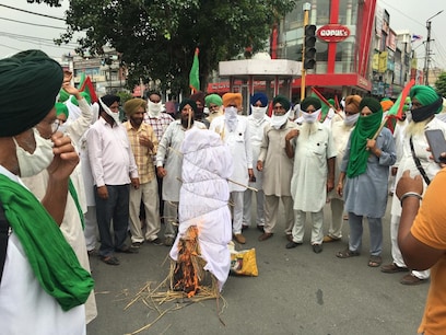 ਬੀਜੇਪੀ ਤੇ ਅਕਾਲੀ ਆਗੂਆਂ ਦੇ ਘਰਾਂ ਅੱਗੇ ਕਿਸਾਨਾਂ ਨੇ ਖੇਤੀ ਆਰਡੀਨੈਂਸ ਦੀਆਂ ਕਾਪੀਆਂ ਸਾੜੀਆਂ..