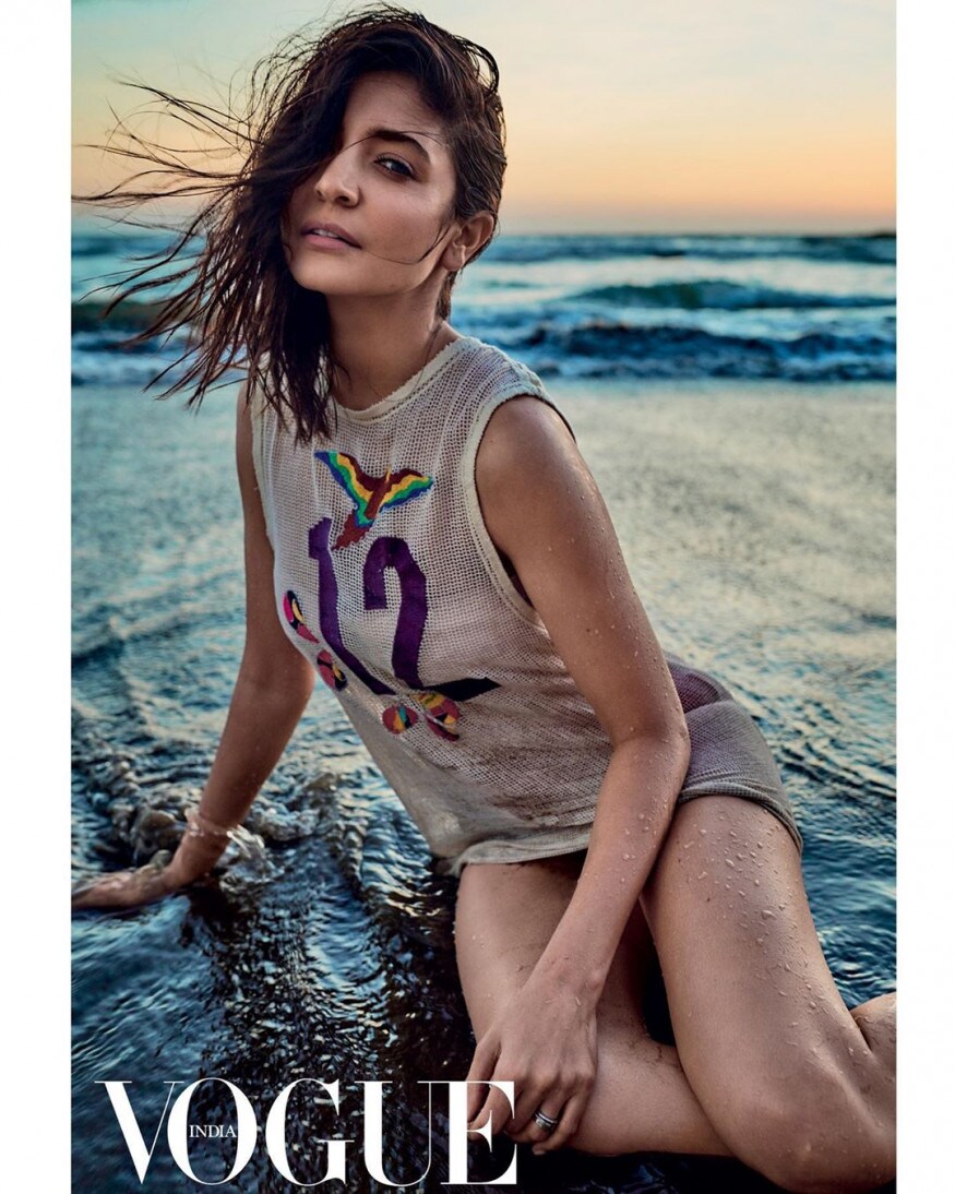  ਇਸ ਡਰੈੱਸ ਅਨੁਸ਼ਕਾ ਇਸ ਫੋਟੋਸ਼ੂਟ 'ਚ ਖੂਬਸੂਰਤ ਲੱਗ ਰਹੀ ਹੈ। (Image: Instagram)