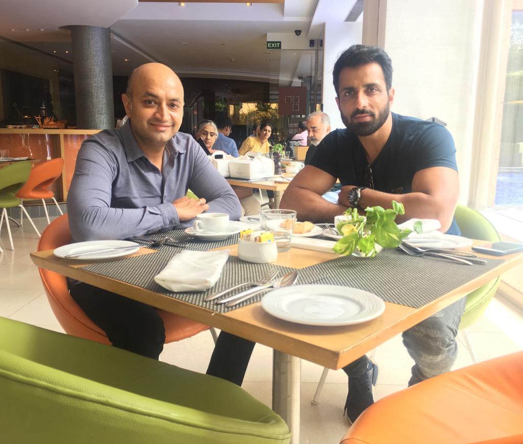 ਸੋਨੂੰ ਦੇ ਜਜ਼ਬੇ ਨੂੰ ਜਿੱਥੇ ਦੁਨੀਆ ਸਲਾਮ ਕਰ ਰਹੀ ਹੈ ਉੱਥੇ ਉਨ੍ਹਾਂ ਦੇ ਕਈ ਅਜਿਹੇ ਦੋਸਤ ਯਾਰ ਬੇਲੀ ਨੇ ਜੀ ਉਨ੍ਹਾਂ ਦੇ ਇਸ ਸਵਾਬ ਦੇ ਕੰਮ 'ਚ ਉਨ੍ਹਾਂ ਨਾਲ ਸ਼ਾਮਲ ਹੋ ਗਏ ਹਨ। ਸੋਨੂੰ ਦੇ ਜਜ਼ਬੇ ਨੂੰ ਜਿੱਥੇ ਦੁਨੀਆ ਸਲਾਮ ਕਰ ਰਹੀ ਹੈ ਉੱਥੇ ਉਨ੍ਹਾਂ ਦੇ ਕਈ ਅਜਿਹੇ ਦੋਸਤ ਯਾਰ ਬੇਲੀ ਨੇ ਜੀ ਉਨ੍ਹਾਂ ਦੇ ਇਸ ਸਵਾਬ ਦੇ ਕੰਮ 'ਚ ਉਨ੍ਹਾਂ ਨਾਲ ਸ਼ਾਮਲ ਹੋ ਗਏ ਹਨ।
