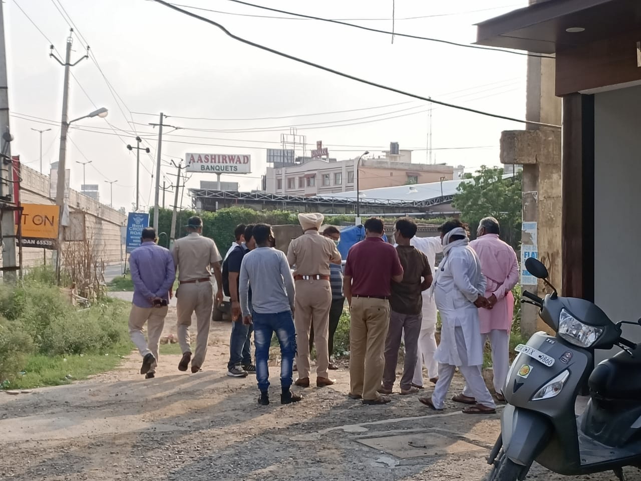 ਪੁਲਿਸ ਨੇ ਮਾਮਲਾ ਦਰਜ ਕਰ ਜਾਂਚ ਸ਼ੁਰੂ ਕਰ ਦਿੱਤੀ ਹੈ। ਮ੍ਰਿਤਕ ਦੀ ਲਾਸ਼ ਨੂੰ ਕਬਜੇ ਵਿਚ ਲੈ ਕੇ ਪੋਸਟਮਾਰਟਮ ਲਈ ਭੇਜ ਦਿੱਤਾ ਹੈ। ਪੁਲਿਸ ਅਧਿਕਾਰੀ ਨੇ ਕਿਹਾ ਕਿ ਜਾਂਚ ਤੋਂ ਬਾਅਦ ਹੀ ਤਸਵੀਰ ਸਾਹਮਾਣੇ ਆਵੇਗੀ। ਪੁਲਿਸ ਨੇ ਮਾਮਲਾ ਦਰਜ ਕਰ ਜਾਂਚ ਸ਼ੁਰੂ ਕਰ ਦਿੱਤੀ ਹੈ। ਮ੍ਰਿਤਕ ਦੀ ਲਾਸ਼ ਨੂੰ ਕਬਜੇ ਵਿਚ ਲੈ ਕੇ ਪੋਸਟਮਾਰਟਮ ਲਈ ਭੇਜ ਦਿੱਤਾ ਹੈ। ਪੁਲਿਸ ਅਧਿਕਾਰੀ ਨੇ ਕਿਹਾ ਕਿ ਜਾਂਚ ਤੋਂ ਬਾਅਦ ਹੀ ਤਸਵੀਰ ਸਾਹਮਾਣੇ ਆਵੇਗੀ।
