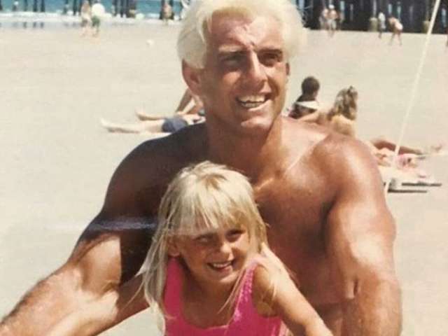  ਸ਼ੈਰਲੋਟ WWE ਦੇ ਮਹਾਨ ਪਹਿਲਵਾਨ ਰਿਕ ਫਲੇਅਰ ਦੀ ਧੀ ਹੈ। CharlotteFlair@instagram