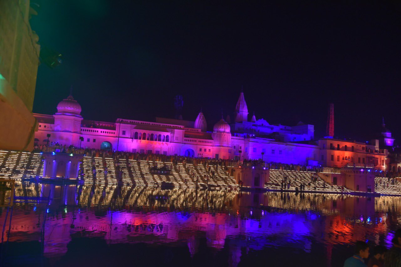  ਅਯੁਧਿਆ ਨਗਰੀ ਨੂੰ ਸੁੰਦਰ ਲਾਈਟਾਂ ਨਾਲ ਸਜਾਇਆ ਗਿਆ। ਰਾਤ ਨੂੰ ਸਜਾਏ ਗਏ ਮੰਦਰ ਦੀ ਤਸਵੀਰ।