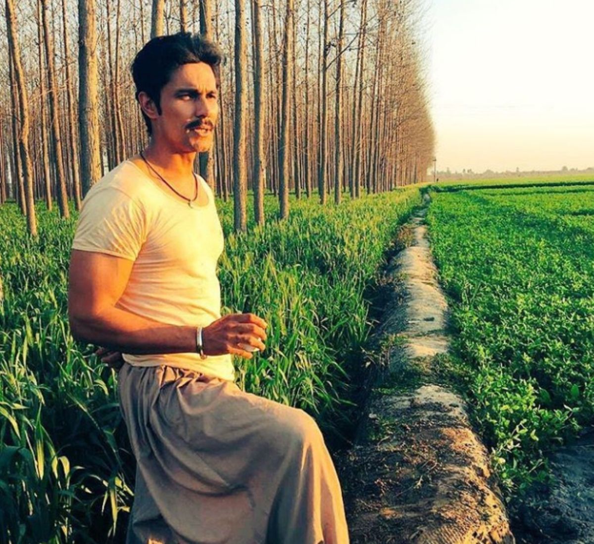 ਇੱਕ ਪਲੇ ਰਿਹਰਸਲ ਦੇ ਦੌਰਾਨ ਡਾਇਰੈਕਟਰ ਮੀਰਾ ਨਾਇਰ ਨੇ ਰਣਦੀਪ ਨੂੰ ਵੇਖਿਆ ਅਤੇ ਇੱਕ ਫਿਲਮ ਦੇ ਆਡੀਸ਼ਨ ਲਈ ਬੁਲਾਇਆ।ਜਿਸ ਤੋਂ ਬਾਅਦ ਰਾਮ ਗੋਪਾਲ ਵਰਮਾ ਦੀ ਫਿਲਮ ਡੀ ਵਿੱਚ ਵੀ ਰਣਦੀਪ ਨੇ ਕੰਮ ਕੀਤਾ ਪਰ ਇਹ ਫਿਲਮ ਬਾਕਸ ਆਫਿਸ ਉੱਤੇ ਕੋਈ ਖਾਸ ਕਮਾਲ ਨਹੀਂ ਕਰ ਪਾਈ। (photo credit : instagram / @ randeephooda ) ਇੱਕ ਪਲੇ ਰਿਹਰਸਲ ਦੇ ਦੌਰਾਨ ਡਾਇਰੈਕਟਰ ਮੀਰਾ ਨਾਇਰ ਨੇ ਰਣਦੀਪ ਨੂੰ ਵੇਖਿਆ ਅਤੇ ਇੱਕ ਫਿਲਮ ਦੇ ਆਡੀਸ਼ਨ ਲਈ ਬੁਲਾਇਆ।ਜਿਸ ਤੋਂ ਬਾਅਦ ਰਾਮ ਗੋਪਾਲ ਵਰਮਾ ਦੀ ਫਿਲਮ ਡੀ ਵਿੱਚ ਵੀ ਰਣਦੀਪ ਨੇ ਕੰਮ ਕੀਤਾ ਪਰ ਇਹ ਫਿਲਮ ਬਾਕਸ ਆਫਿਸ ਉੱਤੇ ਕੋਈ ਖਾਸ ਕਮਾਲ ਨਹੀਂ ਕਰ ਪਾਈ। (photo credit : instagram / @ randeephooda )