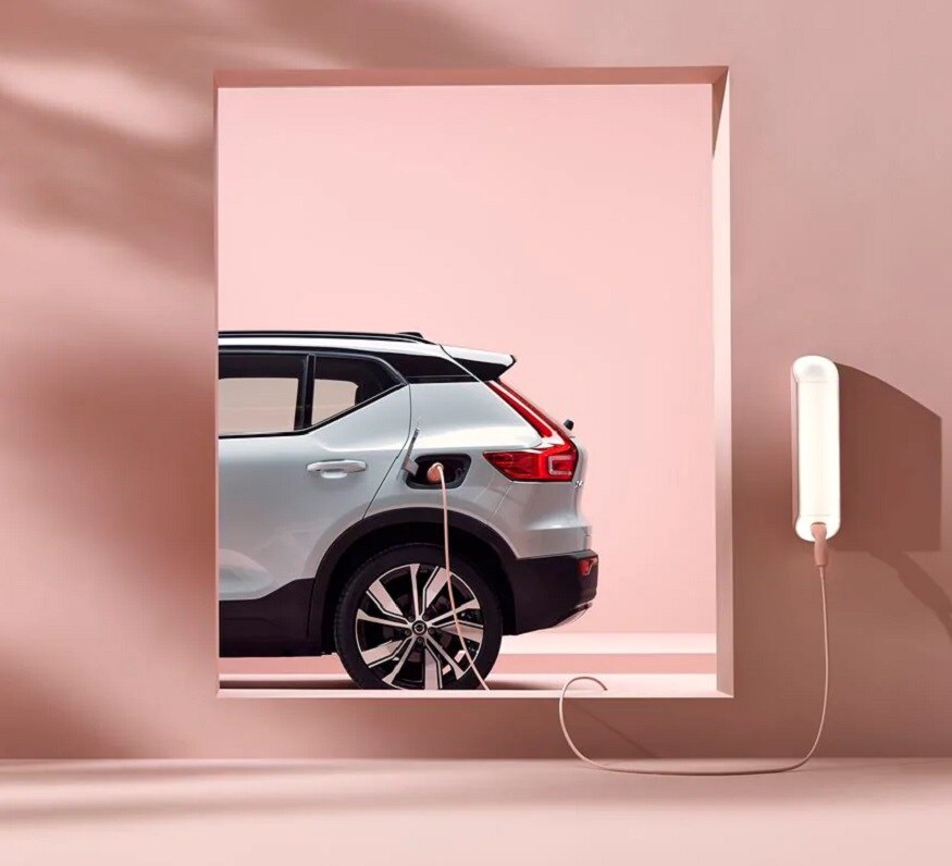  XC40 Recharge Electric SUV ਲੁਕ ਅਤੇ ਸਟਾਈਲਿੰਗ ਦੇ ਮਾਮਲੇ ਵਿੱਚ ਮੌਜੂਦਾ ਫਿਊਲ XC40 ਵਰਗੀ ਹੀ ਹੈ ਪਰ ਫਰੰਟ ਵਿੱਚ ਮੌਜੂਦ ਇਸਦੀ ਗਰਿਲ ਵਿੱਚ ਬਦਲਾਅ ਕੀਤਾ ਗਿਆ ਹੈ।