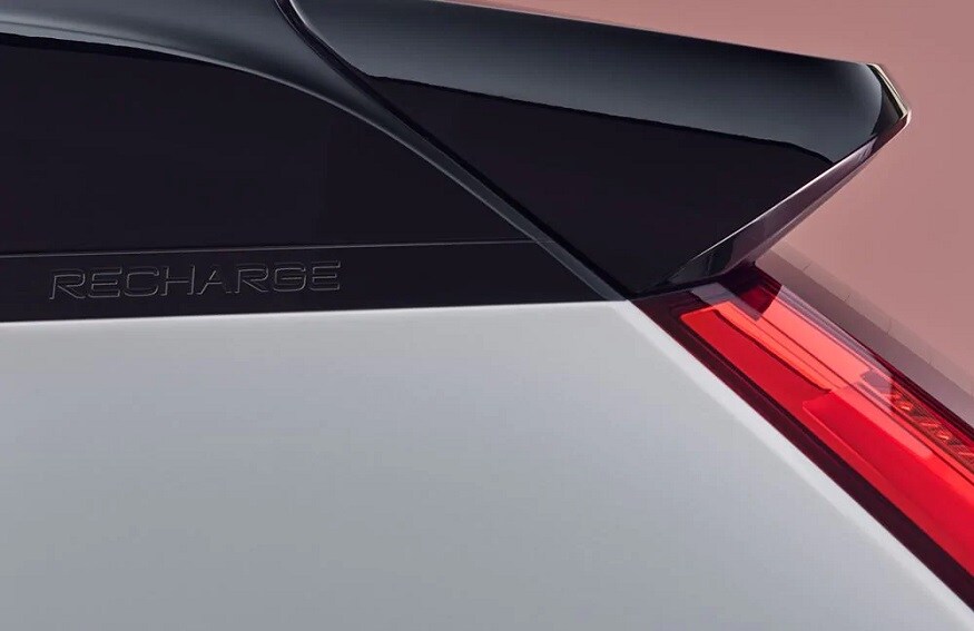  XC40 Recharge Electric SUV ਲੁਕ ਅਤੇ ਸਟਾਈਲਿੰਗ ਦੇ ਮਾਮਲੇ ਵਿੱਚ ਮੌਜੂਦਾ ਫਿਊਲ XC40 ਵਰਗੀ ਹੀ ਹੈ ਪਰ ਫਰੰਟ ਵਿੱਚ ਮੌਜੂਦ ਇਸਦੀ ਗਰਿਲ ਵਿੱਚ ਬਦਲਾਅ ਕੀਤਾ ਗਿਆ ਹੈ।