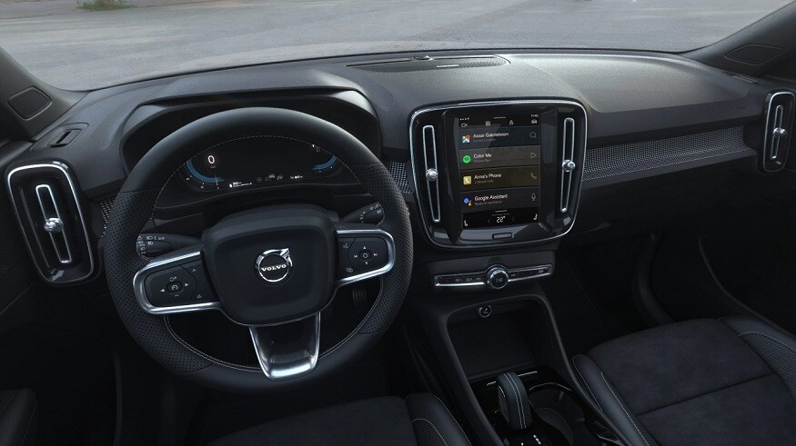  XC40 Recharge ਵਿੱਚ ਗੂਗਲ ਦੇ ਐਨਡਰਾਈਡ ਆਪਰੇਟਿੰਗ ਸਿਸਟਮ ਦੁਆਰਾ ਸੰਚਾਲਿਤ ਇੱਕ ਨਵਾਂ ਇਨਫੋਟੇਨਮੈਂਟ ਸਿਸਟਮ ਦਿੱਤਾ ਗਿਆ ਹੈ।ਇਸ ਪ੍ਰਣਾਲੀ ਵਿੱਚ ਵੋਲਵੋ ਆਨ ਕਾਲ ਦੀ ਸਹੂਲਤ ਹੈ।ਕੰਪਨੀ ਦੀ ਕਨੇਕਟੇਡ ਕਾਰ ਤਕਨੀਕ ਅਤੇ ਇਹ ਓਵਰ - ਦ - ਏਅਰ ਅਪਡੇਟ ਵਿੱਚ ਵੀ ਸਮਰੱਥਾਵਾਨ ਹੈ।