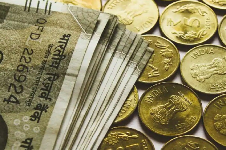  ਮਾਹਰ ਕਹਿੰਦੇ ਹਨ ਕਿ ਮਿਊਚੁਅਲ ਫੰਡ ਵਿਚ ਹਰ ਮਹੀਨੇ ਥੋੜਾ ਜਿਹਾ ਨਿਵੇਸ਼ ਕਰਨ ਨਾਲ ਤੁਸੀਂ ਇਕ ਵੱਡਾ ਫੰਡ ਬਣਾ ਸਕਦੇ ਹੋ ਸਕਦੇ ਹਨ। ਮਿਊਚੁਅਲ ਫੰਡਾਂ ਵਿਚ ਨਿਵੇਸ਼ ਕਰਨ ਦਾ ਜੋਖਮ ਥੋੜ੍ਹਾ ਘੱਟ ਹੈ। ਮਿਊਚੁਅਲ ਫੰਡਾਂ ਦਾ ਸਭ ਤੋਂ ਵੱਡਾ ਫਾਇਦਾ ਇਹ ਹੈ ਕਿ ਇੱਥੇ ਤੁਹਾਡੇ ਪੈਸੇ ਦੀ ਵਿਭਿੰਨ ਕੰਪਨੀਆਂ ਵਿੱਚ ਨਿਵੇਸ਼ ਕੀਤਾ ਜਾਂਦਾ ਹੈ, ਉਦਾਹਰਣ ਵਜੋਂ ਤੁਹਾਡਾ ਪੈਸਾ ਵੱਖ ਵੱਖ ਸਟਾਕਾਂ ਅਤੇ ਬਾਂਡਾਂ ਵਿੱਚ ਲਗਾਇਆ ਜਾਂਦਾ ਹੈ। ਇਸਦਾ ਫਾਇਦਾ ਇਹ ਹੈ ਕਿ ਜੇ ਕਿਸੇ ਕੰਪਨੀ ਵਿਚ ਲਗਾਇਆ ਗਿਆ ਪੈਸਾ ਵੀ ਡੁੱਬ ਜਾਂਦਾ ਹੈ, ਤਾਂ ਬਾਕੀ ਜਗ੍ਹਾ ਤੋਂ ਪ੍ਰਾਪਤ ਲਾਭ ਇਸ ਨੂੰ ਕਵਰ ਕਰ ਸਕਦਾ ਹੈ।