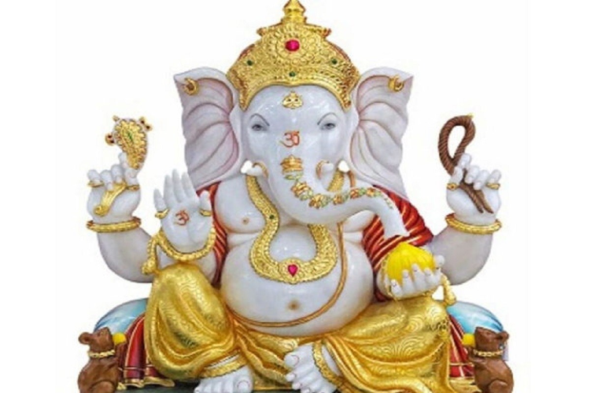  ਗਣੇਸ਼ ਜੀ ਨੂੰ ਮੋਦਕ ਜਾਂ ਲੱਡੂ ਬਹੁਤ ਪਿਆਰੇ ਹਨ ਅਤੇ ਉਨ੍ਹਾਂ ਦੇ ਹੱਥ ਵਿੱਚ ਹਮੇਸ਼ਾ ਮੋਦਕ ਹੁੰਦਾ ਹੈ ਉੱਤੇ ਕਿਤੇ-ਕਿਤੇ ਉਨ੍ਹਾਂ ਦੀ ਸੁੰਡ ਦੇ ਅਗਰ ਭਾਗ ਉੱਤੇ ਲੱਡੂ ਵਿਖਾਈ ਦਿੰਦਾ ਹੈ। ਲੱਡੂ ਨੂੰ ਮਹਾ ਬੁੱਧ ਦਾ ਪ੍ਰਤੀਕ ਦੱਸਿਆ ਗਿਆ ਹੈ। ਲੱਡੂ ਬਣਾਉਣ ਤੋਂ ਬਾਅਦ ਉਹ ਅੰਦਰ ਤੋਂ ਵਿਖਾਈ ਨਹੀਂ ਦਿੰਦਾ ਹੈ ਕਿ ਉਸ ਵਿੱਚ ਕੀ-ਕੀ ਹੈ।ਇਸੇ ਤਰਾਂ ਸਾਰਾ ਬ੍ਰਹਮਾ ਵੀ ਮਾਇਆ ਤੋਂ ਗੁਪਤ ਹੋਣ ਦੇ ਕਾਰਨ ਸਾਨੂੰ ਵਿਖਾਈ ਨਹੀਂ ਦਿੰਦਾ।