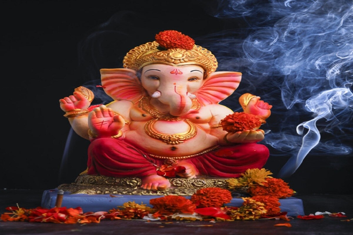  ਗਣੇਸ਼ ਜੀ ਦਾ ਇੱਕ ਹੀ ਦੰਦ ਹੈ ਦੂਜਾ ਦੰਤ ਖੰਡਿਤ ਹੈ।ਬਾਲ ਅਕਾਲ ਵਿੱਚ ਭਗਵਾਨ ਗਣੇਸ਼ ਦਾ ਪਰਸ਼ੁਰਾਮ ਜੀ ਨਾਲ ਲੜਾਈ ਹੋਈ ਸੀ।ਇਸ ਲੜਾਈ ਵਿੱਚ ਪਰਸ਼ੂਰਾਮ ਨੇ ਆਪਣੇ ਫਰਸੇ ਨਾਲ ਭਗਵਾਨ ਗਣੇਸ਼ ਦਾ ਇੱਕ ਦੰਦ ਕੱਟ ਦਿੱਤਾ ਸੀ।ਉਦੋਂ ਤੋਂ ਹੀ ਗਣੇਸ਼ ਜੀ ਸ਼੍ਰੀ ਗਣੇਸ਼ ਜੀ ਕਹਿਲਾਉਣ ਲੱਗੇ।ਇੱਕ ਦੰਤ ਹੁੰਦੇ ਹੋਏ ਵੀ ਉਹ ਪੂਰਨ ਹਨ। ਗਣੇਸ਼ ਜੀ ਨੇ ਆਪਣੇ ਟੁੱਟੇ ਹੋਏ ਦੰਦ ਨੂੰ ਲਿਖਣੀ ਬਣਾ ਲਿਆ ਅਤੇ ਇਸ ਤੋਂ ਪੂਰਾ ਮਹਾਂਭਾਰਤ ਗਰੰਥ ਲਿਖਿਆ।