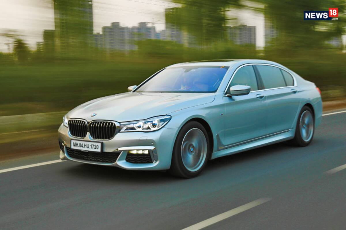  ਅਮਰੀਕਾ - ਭਾਰਤੀ ਡ੍ਰਾਇਵਿੰਗ ਲਾਇਸੈਂਸ ਅਮਰੀਕਾ ਵਿਚ ਵਾਹਨ ਚਲਾ ਸਕਦਾ ਹੈ। ਭਾਰਤ ਵਿਚ, ਵਾਹਨ ਸੜਕ ਦੇ ਖੱਬੇ ਪਾਸੇ ਚਲਾਇਆ ਜਾਂਦਾ ਹੈ ਅਤੇ ਅਮਰੀਕਾ ਵਿਚ, ਕਾਰ ਸੜਕ ਦੇ ਸੱਜੇ ਵੱਲ ਚਲਾਈ ਜਾਂਦੀ ਹੈ। ਜੇ ਕਿਸੇ ਭਾਰਤੀ ਕੋਲ ਵੈਲਿਡ ਡ੍ਰਾਇਵਿੰਗ ਲਾਇਸੈਂਸ ਹੈ ਅਤੇ ਉਹ ਅੰਗਰੇਜ਼ੀ ਭਾਸ਼ਾ ਵਿਚ ਹੈ, ਤਾਂ ਤੁਸੀਂ ਪੂਰੇ ਸਾਲ ਅਮਰੀਕਾ ਵਿਚ ਕਿਤੇ ਵੀ ਡਰਾਈਵਿੰਗ ਕਰ ਸਕਦੇ ਹੋ। ਜੇ ਤੁਹਾਡਾ ਡ੍ਰਾਇਵਿੰਗ ਲਾਇਸੈਂਸ ਅੰਗ੍ਰੇਜ਼ੀ ਵਿਚ ਨਹੀਂ ਹੈ, ਤਾਂ ਤੁਹਾਨੂੰ ਅੰਤਰਰਾਸ਼ਟਰੀ ਡ੍ਰਾਇਵਿੰਗ ਪਰਮਿਟ ਦੇ ਨਾਲ ਫਾਰਮ I-94 ਦੀ ਇਕ ਕਾੱਪੀ ਰੱਖਣ ਦੀ ਜ਼ਰੂਰਤ ਹੋਏਗੀ।