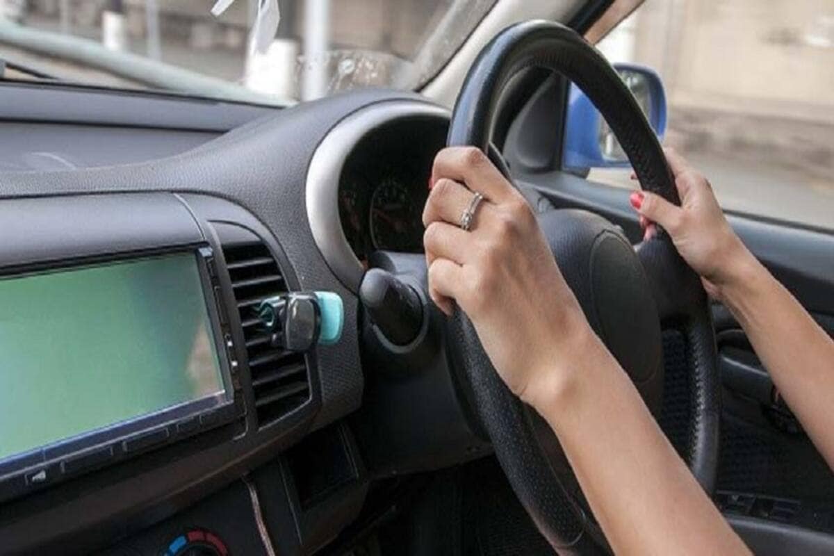  ਨਿਊਜ਼ੀਲੈਂਡ - ਇਸ ਦੇਸ਼ ਵਿਚ ਸੜਕ ਦਾ ਖੱਬਾ ਪਾਸਾ ਚਲਦਾ ਹੈ। ਲਾਇਸੈਂਸ ਅੰਗਰੇਜ਼ੀ ਵਿਚ ਹੋਣਾ ਚਾਹੀਦਾ ਹੈ, ਜਾਂ ਨਿਊਜ਼ੀਲੈਂਡ ਟ੍ਰਾਂਸਪੋਰਟ ਏਜੰਸੀ ਵਿਚ ਤਬਦੀਲ ਕੀਤਾ ਜਾਣਾ ਚਾਹੀਦਾ ਹੈ। ਇਸ ਤੋਂ ਇਲਾਵਾ, ਦੱਖਣੀ ਅਫਰੀਕਾ ਵਿੱਚ, ਸੜਕ ਦੇ ਖੱਬੇ ਪਾਸਿਓ ਵੀ ਚਲਦੀ ਹੈ। ਇੱਥੇ ਡਰਾਈਵਿੰਗ ਲਈ ਡਰਾਈਵਿੰਗ ਲਾਇਸੈਂਸ ਅੰਗ੍ਰੇਜ਼ੀ ਵਿੱਚ ਹੋਣਾ ਚਾਹੀਦਾ ਹੈ। ਨਾਲ ਹੀ, ਇਹ ਯਾਦ ਰੱਖੋ ਕਿ ਤੁਹਾਡੇ ਕੋਲ ਇੱਕ ਅੰਤਰਰਾਸ਼ਟਰੀ ਡ੍ਰਾਇਵਿੰਗ ਪਰਮਿਟ ਵੀ ਹੋਣਾ ਚਾਹੀਦਾ ਹੈ।