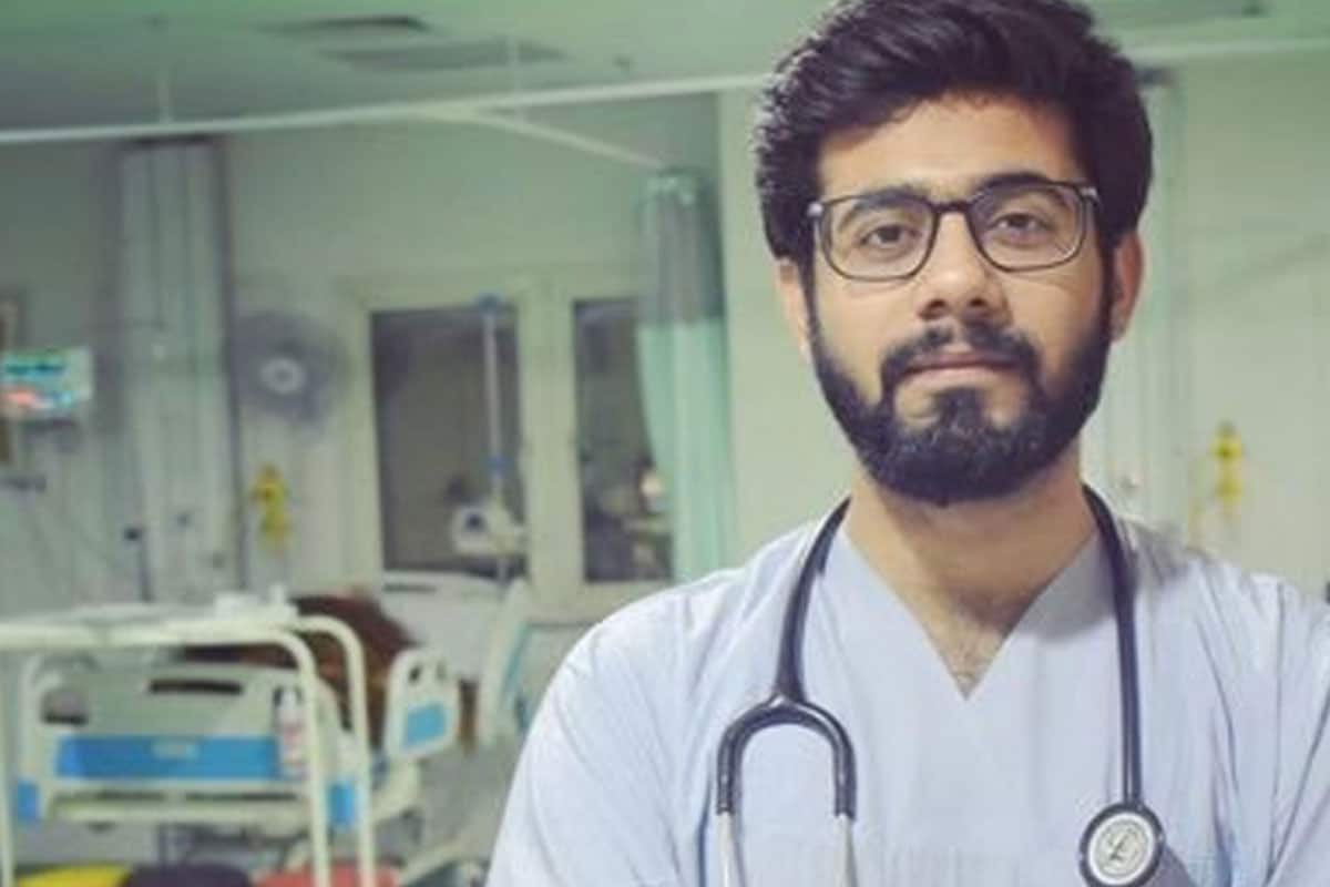  ਨਿਊਜ਼ 18 ਨਾਲ ਗੱਲਬਾਤ ਕਰਦਿਆਂ ਡਾ. ਸਈਦ ਫੈਜ਼ਾਨ ਅਹਿਮਦ ਨੇ ਕਿਹਾ ਕਿ ਤੁਸੀਂ ਲੋਕਾਂ ਨੂੰ ਦੋ ਚੀਜ਼ਾਂ ਵਿਚਕਾਰ ਫੈਸਲਾ ਕਰਨਾ ਹੁੰਦਾ ਹੈ ਕਿ ਰੋਗੀ ਦੀ ਜਾਨ ਬਚਾਉਣੀ ਹੈ ਜਾਂ ਪੀਪੀਈ ਦੇ ਪ੍ਰੋਟੋਕੋਲ ਦੀ ਪਾਲਣਾ ਕਰਨੀ ਹੈ। ਪ੍ਰੋਟੋਕੋਲ ਦੇ ਅਨੁਸਾਰ, ਦਸਤਾਨਿਆਂ ਨੂੰ ਬਦਲਣ ਅਤੇ ਉਨ੍ਹਾਂ ਨੂੰ ਸੈਨੇਟਾਇਜ ਕਰਨ ਵਿੱਚ 7 ​​ਮਿੰਟ ਲੱਗਦੇ ਹਨ। ਡਾ. ਅਹਿਮਦ ਦੇ ਅਨੁਸਾਰ, ਜਦੋਂ ਤੁਸੀਂ ਇਕੱਲੇ ਡਾਕਟਰ ਹੋ ਤਾਂ ਤੁਹਾਨੂੰ ਇਹ ਸਮਾਂ ਵੀ ਨਹੀਂ ਮਿਲਦਾ।(Pic- Twitter)