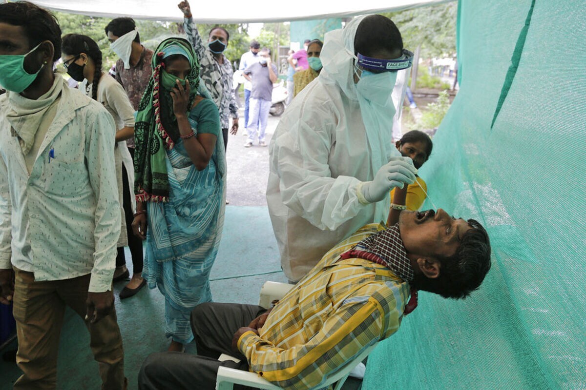  ਡਾ. ਸਈਦ ਫੈਜ਼ਾਨ ਅਹਿਮਦ ਦੱਸਦੇ ਹਨ ਕਿ ਤੁਸੀਂ ਇਹ ਕਹਿ ਕੇ ਆਪਣੀਆਂ ਜ਼ਿੰਮੇਵਾਰੀਆਂ ਤੋਂ ਪਿੱਛੇ ਨਹੀਂ ਹਟ ਸਕਦੇ ਕਿ ਮੇਰੀ ਡਿਊਟੀ ਖ਼ਤਮ ਹੋ ਗਈ ਹੈ। ਅਸੀਂ ਇਸ ਦਿਨ ਲਈ ਡਾਕਟਰ ਨਹੀਂ ਬਣੇ ਹਾਂ। (ਤਸਵੀਰ-ਏਪੀ)