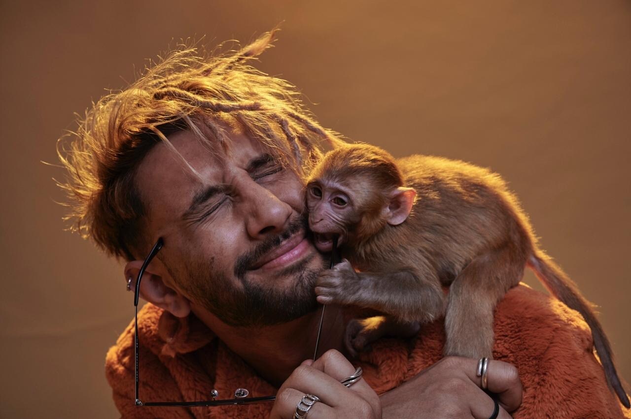  ਇਸ ਤੋਂ ਬਾਅਦ ਵਿੱਚ ਸੈਕਟਰ 36 ਦੀ ਪੁਲਿਸ ਉਨ੍ਹਾਂ ਨੂੰ ਉਨ੍ਹਾਂ ਦੇ ਆਫ਼ਿਸ ਤੋਂ ਗ੍ਰਿਫਤਾਰ ਕਰ ਕੇ ਲੈ ਗਈ। ਉਨ੍ਹਾਂ ਦੱਸਿਆ ਕਿ ਮੇਰੇ ਉੱਤੇ ਇਲਜ਼ਾਮ ਲਗਾਇਆ ਗਿਆ ਕਿ ਅਸੀਂ ਬਾਂਦਰ ਨੂੰ ਮਾਰ ਦਿੱਤਾ ਹੈ ਅਤੇ ਉਸ ਦਾ ਸ਼ਿਕਾਰ ਕੀਤਾ ਹੈ। ਸਾਨੂੰ ਰਾਤ ਭਰ ਥਾਣੇ ਵਿਚ ਰੱਖਿਆ ਗਿਆ। ਮੈਨੂੰ ਸੱਚ ਵਿੱਚ ਬਹੁਤ ਵੱਡਾ ਝਟਕਾ ਲੱਗਾ। ਜਿਸ ਜਾਨਵਰ ਨੂੰ ਇੰਨਾ ਪਿਆਰ ਕਰਦੇ ਸਨ ਤੇ ਉਹ ਉਸ ਨੂੰ ਕਿਵੇਂ ਮਾਰਨਗੇ।