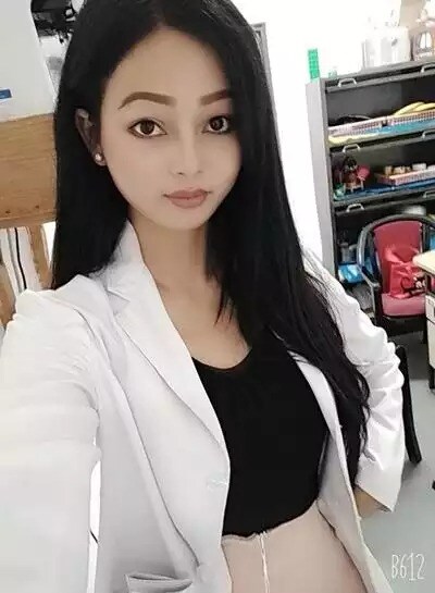  ਇਹ 27 ਸਾਲਾ ਬੇਓਂਸੀ ਲਸ਼ਰਾਮ (beoncy laishram) ਇੰਫਾਲ (Imphal) ਦੇ ਇੱਕ ਨਿੱਜੀ ਹਸਪਤਾਲ ਵਿੱਚ ਇੱਕ ਮੈਡੀਕਲ ਅਧਿਕਾਰੀ ਹੈ। ਉਸਨੇ ਖੇਤਰੀ ਮੈਡੀਕਲ ਸਾਇੰਸਜ਼ ਦੇ ਖੇਤਰੀ ਇੰਸਟੀਚਿਊਟ(RIMS) ਤੋਂ ਆਪਣੀ MBBS ਕੀਤੀ। ਉਹ ਮਣੀਪੁਰ ਖਬਰਾਂ ਦੀ ਸਿਰਫ ਪਹਿਲੀ ਅਤੇ ਇਕਲੌਤੀ ਟ੍ਰਾਂਸਵੁਮਿਨ ਡਾਕਟਰ ਨਹੀਂ ਬਲਕਿ ਨੌਰਥ ਈਸਟ (North East) ਦੀ ਪਹਿਲੀ ਟ੍ਰਾਂਸਜੈਂਡਰ ਡਾਕਟਰ ਹੈ। (image credit:facebook)