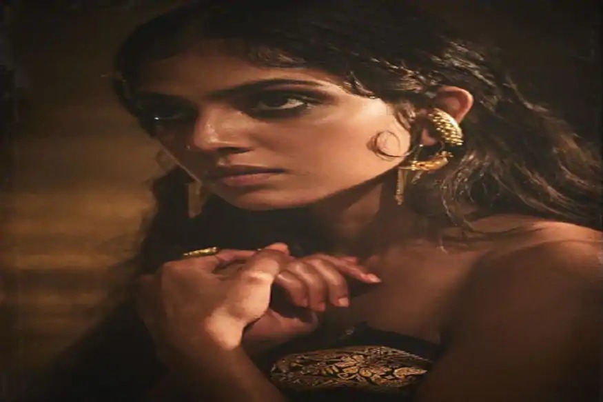 ਅਦਾਕਾਰ ਮਾਲਵਿਕਾ ਮੋਹਨਨ (Malavika Mohanan ) ਨੇ ਫਿਲਮ ਬਿਆਂਡ ਦ ਕਲਾਉਡਸ (Beyond the Clouds) ਵਲੋਂ ਬਾਲੀਵੁਡ ਡੇਬਿਊ ਕੀਤਾ ਸੀ। ਇਸ ਫਿਲਮ ਵਿੱਚ ਉਨ੍ਹਾਂ ਦੀ ਐਕਟਿੰਗ ਨੂੰ ਲੋਕਾਂ ਨੇ ਖੂਬ ਪਸੰਦ ਕੀਤਾ ਸੀ। ਇਸ ਫਿਲਮ ਵਿੱਚ ਈਸ਼ਾਨ ਖੱਟਰ ਲੀਡ ਐਕਟਰ ਸਨ। ਅਦਾਕਾਰ ਮਾਲਵਿਕਾ ਮੋਹਨਨ (Malavika Mohanan ) ਨੇ ਫਿਲਮ ਬਿਆਂਡ ਦ ਕਲਾਉਡਸ (Beyond the Clouds) ਵਲੋਂ ਬਾਲੀਵੁਡ ਡੇਬਿਊ ਕੀਤਾ ਸੀ। ਇਸ ਫਿਲਮ ਵਿੱਚ ਉਨ੍ਹਾਂ ਦੀ ਐਕਟਿੰਗ ਨੂੰ ਲੋਕਾਂ ਨੇ ਖੂਬ ਪਸੰਦ ਕੀਤਾ ਸੀ। ਇਸ ਫਿਲਮ ਵਿੱਚ ਈਸ਼ਾਨ ਖੱਟਰ ਲੀਡ ਐਕਟਰ ਸਨ।