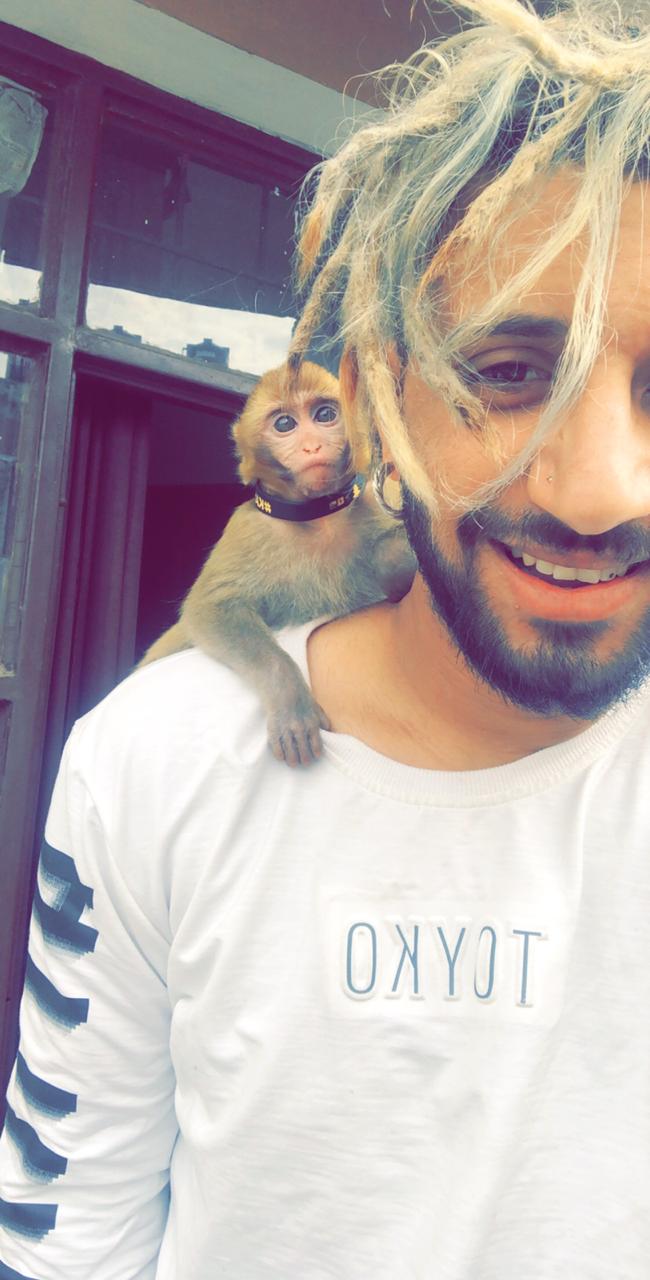  ਪੰਜਾਬ ਦੇ ਮਸ਼ਹੂਰ ਟੈਟੂ ਆਰਟਿਸਟ ਕੇਮਜ਼ ਉਰਫ਼ ਕੰਵਲਪ੍ਰੀਤ ਨੇ ਸੋਚਿਆ ਨਹੀਂ ਹੋਵੇਗਾ ਕਿ ਜਿਸ ਬਾਂਦਰ ਦੇ ਬੱਚੇ ਨੂੰ ਉਨ੍ਹਾਂ ਦਾ ਮੈਨੇਜਰ ਰੇਸਕਿਊ ਕਰ ਕੇ ਲਿਆਇਆ ਸੀ, ਉਸ ਦੀ ਵਜ੍ਹਾ ਨਾਲ ਉਸਨੂੰ ਇੱਕ ਦਿਨ ਹਵਾਲਾਤ ਵਿੱਚ ਰਹਿਣਾ ਪੈ ਸਕਦਾ ਹੈ।