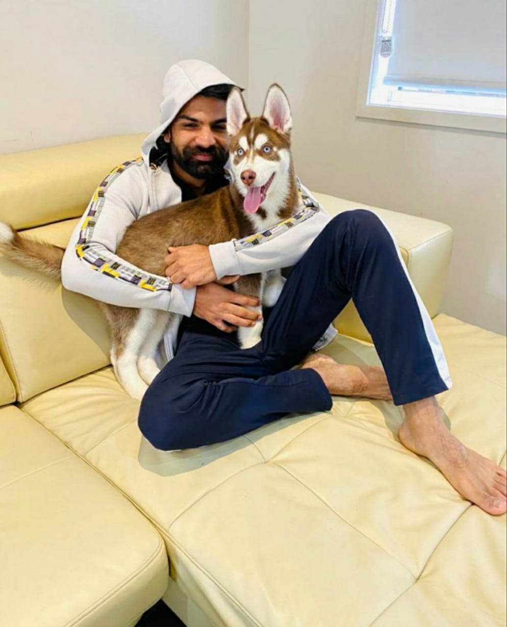  ਕੋਰੋਨਾ ਦੇ ਦੌਰ ਵਿੱਚ ਜ਼ਿੰਦਗੀ ਮਾਸਕ, ਸੋਸ਼ਲ ਡਿਸਟੇਂਸਿੰਗ ਅਤੇ ਸੈਨੇਟਾਈਜ਼ਰ ਦੇ ਘੁੰਮਣ-ਖੇਰੀ ਵਿੱਚ ਉਲਝ ਕਹਿ ਰਹਿ ਗਈ। ਇਸ ਮਾਹੌਲ ਨੇ ਲੋਕਾਂ ਵਿੱਚ ਟੈਨਸ਼ਨ ਵਿੱਚ ਵਾਧਾ ਕੀਤਾ ਹੈ ਪਰ ਲੋਕਾਂ ਨੇ ਤਣਾਅ ਨੂੰ ਘੱਟ ਕਰਨ ਦੇ ਤਰੀਕੇ ਵਰਤੇ ਹਨ। ਇੰਜ ਹੀ ਮੈਲਬਾਰਨ ਵਿੱਚ ਰਹਿ ਰਹੇ ਇੱਕ ਪੰਜਾਬੀ ਨੌਜਵਾਨ ਜਸ਼ਨ ਸਿੰਘ ਨੇ ਆਪਣਾ ਤਣਾਅ ਘੱਟ ਕਰਨ ਲਈ ਡੌਗ ਪਾਲਨ ਦਾ ਫ਼ੈਸਲਾ ਕੀਤਾ।