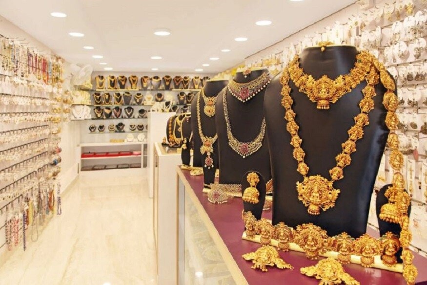  ਗੋਲਡ ਬਾਂਡ ਸਕੀਮ ਨਾਲ ਸਬੰਧਤ ਕੁਝ ਮਹੱਤਵਪੂਰਣ ਗੱਲਾਂ: ਗੋਲਡ ਬਾਂਡਾਂ ਦੀ ਇਸ ਲੜੀ ਨੂੰ ਜਾਰੀ ਕਰਨ ਦੀ ਮਿਤੀ 11 ਅਗਸਤ, 2020 ਹੋਵੇਗੀ। ਸੋਨੇ ਦੇ ਬਾਂਡਾਂ ਦੀ ਮਿਆਦ 8 ਸਾਲ ਹੈ।ਇਸ ਤੋਂ ਬਾਅਦ ਤੁਹਾਡੇ ਕੋਲ ਪੰਜਵੇਂ ਸਾਲ ਤੋਂ ਬਾਅਦ ਬਾਹਰ ਆਉਣ ਦਾ ਵਿਕਲਪ ਹੈ। ਸੋਨੇ ਦੇ ਬਾਂਡਾਂ ਦੀ ਵਿਕਰੀ ਸਿੱਧੇ ਜਾਂ ਉਨ੍ਹਾਂ ਦੇ ਏਜੰਟਾਂ ਦੁਆਰਾ ਬੈਂਕਾਂ, ਮਨੋਨੀਤ ਡਾਕਘਰਾਂ, ਸਟਾਕ ਹੋਲਡਿੰਗ ਕਾਰਪੋਰੇਸ਼ਨ ਆਫ ਇੰਡੀਆ ਲਿਮਟਿਡ ਅਤੇ ਸਟਾਕ ਐਕਸਚੇਂਜਾਂ ਦੁਆਰਾ ਕੀਤੀ ਜਾਂਦੀ ਹੈ। ਕੋਈ ਵੀ ਵਿਅਕਤੀ ਘੱਟੋ ਘੱਟ ਇਕ ਗ੍ਰਾਮ ਦੇ ਸੋਨੇ ਦਾ ਬਾਂਡ ਖਰੀਦ ਸਕਦਾ ਹੈ।