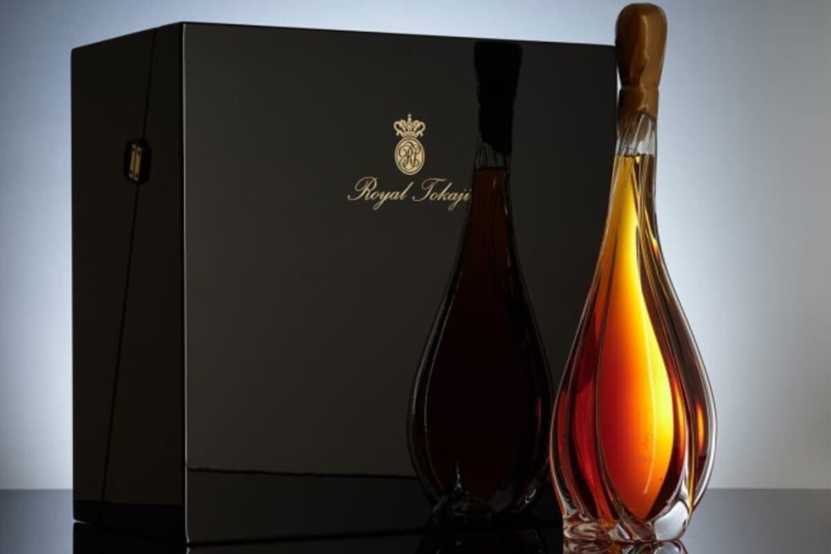  ਇਸੇਂਸੀਆ 2008 ਡਿਕੈਂਟਰ ਨੂੰ ਹੰਗਰੀ ਦੀ ਵਾਈਨ ਕੰਪਨੀ ਰਾਈਲ ਟੋਕਾਜੀ ਨੇ ਬਣਾਇਆ ਹੈ। ਇਸ ਨੂੰ ਬੁਡਾਪੇਸਟ ਦੇ ਕੋਲ ਸਥਿਤ ਵਾਈਨ ਬਣਾਉਣ ਵਾਲੇ ਖੇਤਰ ਵਿੱਚ ਤਿਆਰ ਕੀਤਾ ਗਿਆ ਹੈ।(Pic- Royal Tokaji)