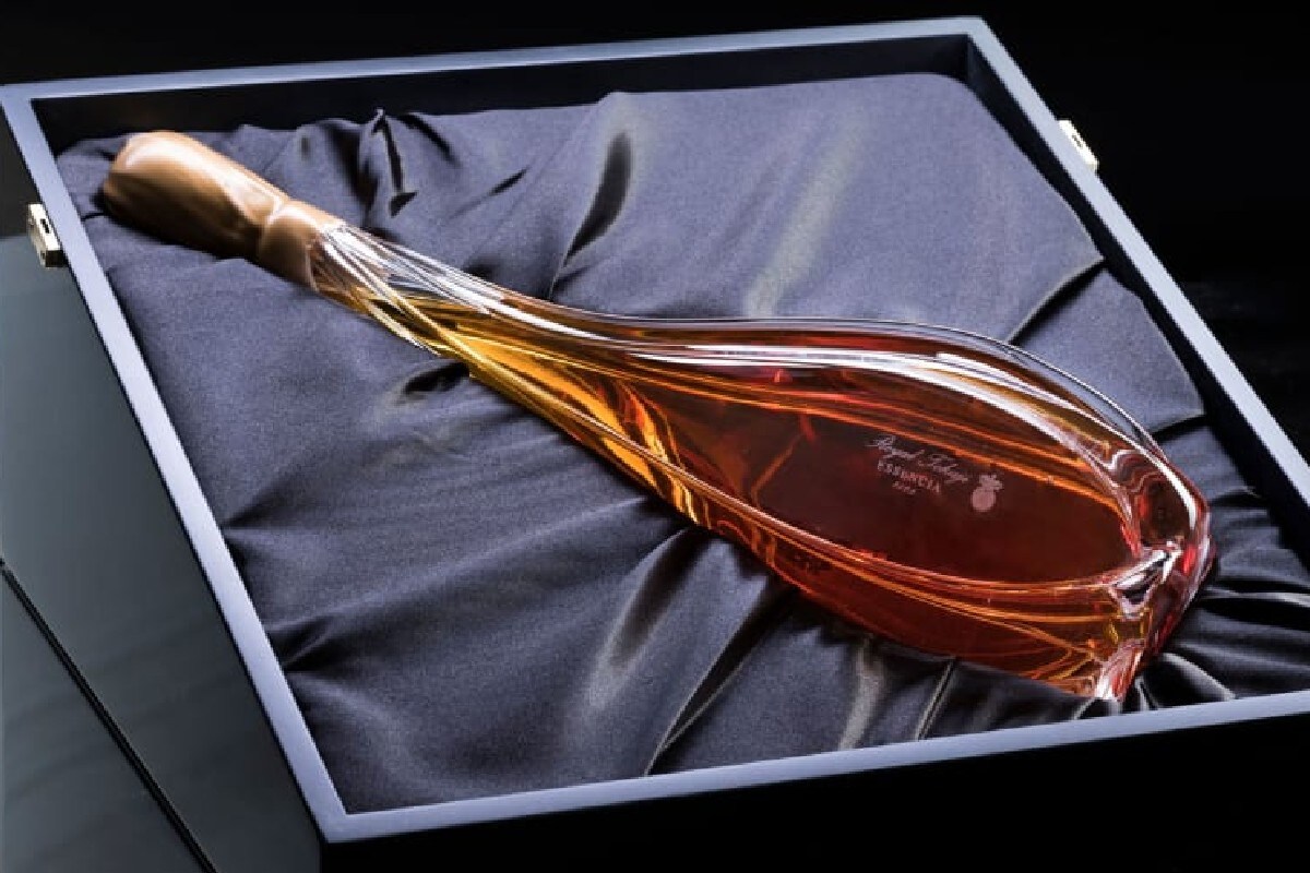  ਕੰਪਨੀ ਦੇ ਅਨੁਸਾਰ ਇਸ ਸ਼ਰਾਬ ਦੀਆਂ ਸਿਰਫ 20 ਬੋਤਲਾਂ ਹੀ ਤਿਆਰ ਕੀਤੀਆਂ ਗਈਆਂ ਹਨ। ਇਹਨਾਂ ਵਿਚੋਂ 11 ਵਿਕ ਚੁੱਕੀਆਂ ਹਨ। ਸ਼ਰਾਬ ਦੀ ਇੱਕ ਬੋਤਲ ਦੀ ਕੀਮਤ 28.41 ਲੱਖ ਰੁਪਏ ਹੈ।(Pic- Royal Tokaji)