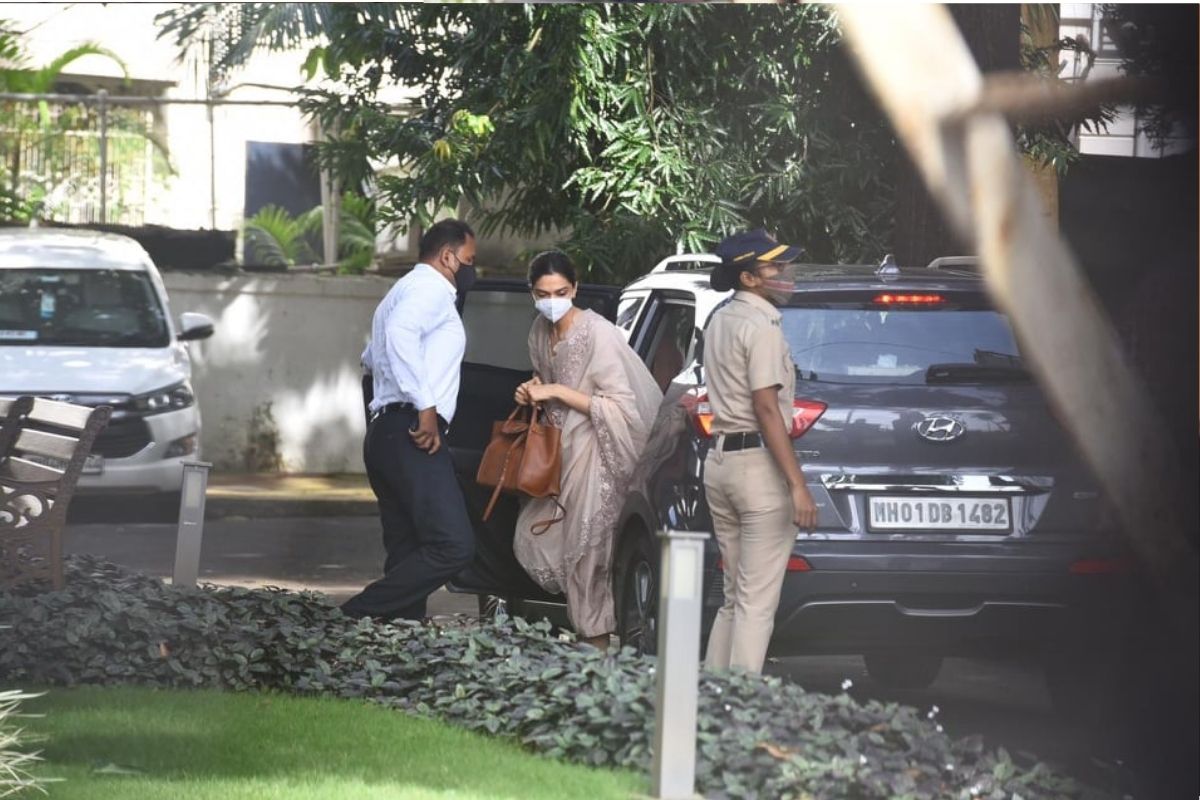  ਅਦਾਕਾਰਾ ਦੀਪਿਕਾ ਪਾਦੂਕੋਣ ਅਦਾਕਾਰ ਸੁਸ਼ਾਂਤ ਸਿੰਘ ਰਾਜਪੂਤ ਦੀ ਮੌਤ ਨਾਲ ਜੁੜੇ ਨਾਰਕੋਟਿਕਸ ਕੇਸ ਦੀ ਜਾਂਚ ਦੇ ਸਬੰਧ ਵਿਚ ਬਿਆਨ ਦਰਜ ਕਰਵਾਉਣ ਲਈ ਅੱਜ ਸਵੇਰੇ ਦੱਖਣੀ ਮੁੰਬਈ ਵਿਚ ਐੱਨਸੀਬੀ ਦਫ਼ਤਰ ਪਹੁੰਚੀ।