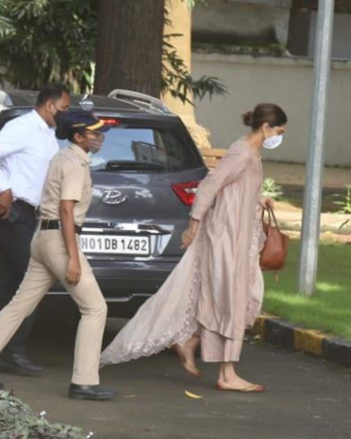  ਸੁਸ਼ਾਂਤ ਰਾਜਪੂਤ ਦੀ ਮੌਤ ਨਾਲ ਜੁੜੇ ਨਸ਼ੇ ਦੇ ਮਾਮਲੇ ਵਿੱਚ ਅਦਾਕਾਰਾ ਸ਼੍ਰਧਾ ਕਪੂਰ ਤੇ ਸਾਰਾ ਅਲੀ ਖ਼ਾਨ ਵੀ ਅੱਜ ਐੱਨਸੀਬੀ ਦੇ ਦਫ਼ਤਰ ਪੁੱਜ ਗਈਆਂ। ਦੋਵੇ ਅਭਿਨੇਤਰੀਆਂ ਵੱਖ ਵੱਖ ਸਮੇਂ ’ਤੇ ਬਾਅਦ ਦੁਪਹਿਰ ਐੱਨਸੀਬੀ ਦੇ ਬਲਾਰਟ ਅਸਟੇਟ ਵਿਚਲੇ ਖੇਤਰੀ ਦਫਤਰ ਪੁੱਜੀਆਂ।