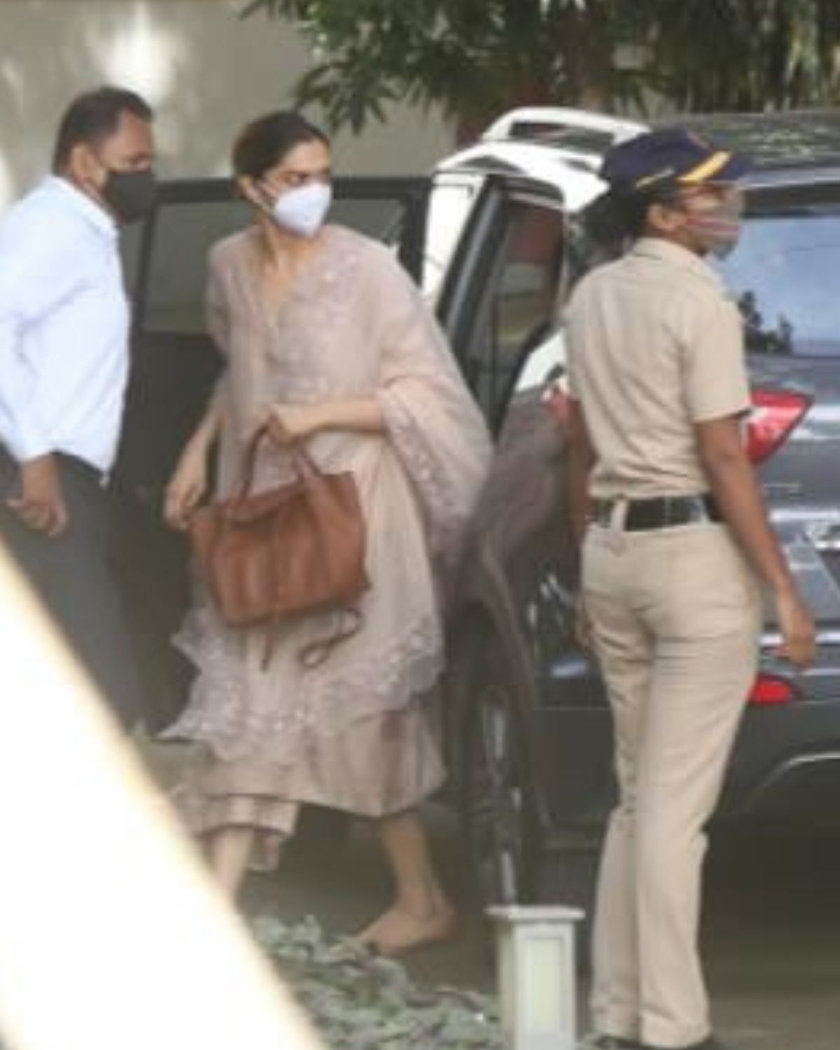  ਇਕ ਅਧਿਕਾਰੀ ਨੇ ਦੱਸਿਆ ਕਿ ਦੀਪਿਕਾ ਸਵੇਰੇ 9:50 ਵਜੇ ਇਕ ਛੋਟੀ ਜਿਹੀ ਕਾਰ ਵਿਚ ਕੋਲਾਬਾ ਵਿਚ ਐਨਸੀਬੀ ਦਫ਼ਤਰ ਪੁੱਜੀ। ਐੱਨਸੀਬੀ ਦਫ਼ਤਰ ਦੇ ਬਾਹਰ ਵੱਡੀ ਗਿਣਤੀ ਵਿਚ ਪੁਲੀਸ ਤਾਇਨਾਤ ਹੈ ਅਤੇ ਦਫਤਰ ਦੇ ਬਾਹਰ ਬੈਰੀਕੇਡਸ ਲਗਾਏ ਗਏ ਹਨ। ਵੱਡੀ ਗਿਣਤੀ ਵਿਚ ਮੀਡੀਆ ਉਥੇ ਮੌਜੂਦ ਹੈ।