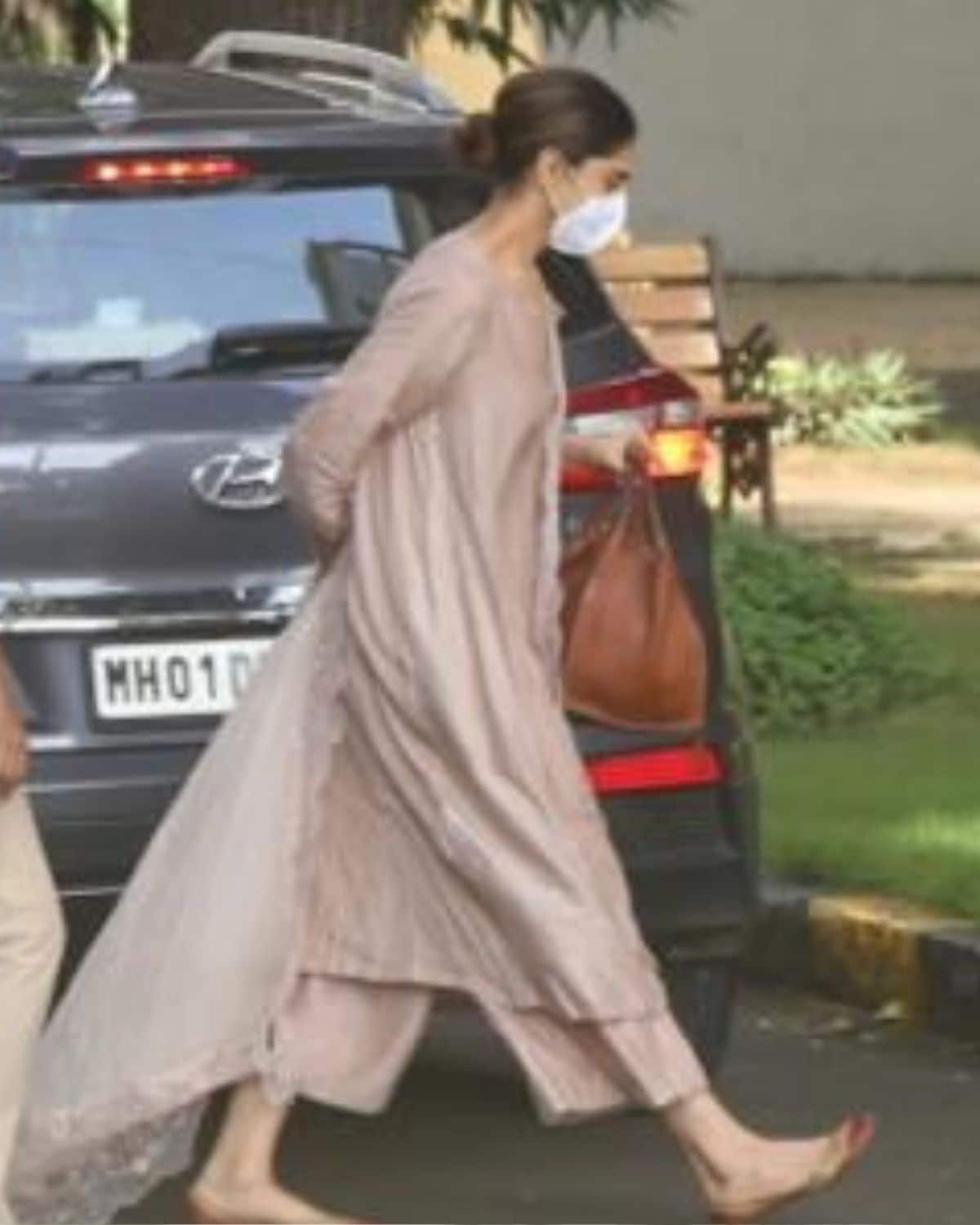  ਦੀਪਿਕਾ ਨੂੰ ਐਨਸੀਬੀ ਨੇ ਕਥਿਤ ਬਾਲੀਵੁੱਡ-ਡਰੱਗ ਗੱਠਜੋੜ ਦੀ ਜਾਂਚ ਦੇ ਸਬੰਧ ਵਿਚ ਪੁੱਛ-ਪੜਤਾਲ ਲਈ ਬੁਲਾਇਆ ਹੈ। ਅਜਿਹੀਆਂ ਖਬਰਾਂ ਆਈਆਂ ਹਨ ਕਿ ਦੀਪਿਕਾ ਦੇ ਪਤੀ ਅਦਾਕਾਰ ਰਣਵੀਰ ਸਿੰਘ ਨੇ ਏਜੰਸੀ ਨੂੰ ਪੁੱਛਿਆ ਹੈ ਕਿ ਕੀ ਉਹ ਪੁੱਛ ਪੜਤਾਲ ਦੌਰਾਨ ਆਪਣੀ ਪਤਨੀ ਕੋਲ ਰਹਿ ਸਕਦਾ ਹੈ। ਹਾਲਾਂਕਿ ਐੱਨਸੀਬੀ ਨੇ ਸ਼ੁੱਕਰਵਾਰ ਨੂੰ ਸਪਸ਼ਟ ਕੀਤਾ ਕਿ ਉਨ੍ਹਾਂ ਨੂੰ ਅਜਿਹੀ ਕੋਈ ਬੇਨਤੀ ਨਹੀਂ ਮਿਲੀ ਹੈ।